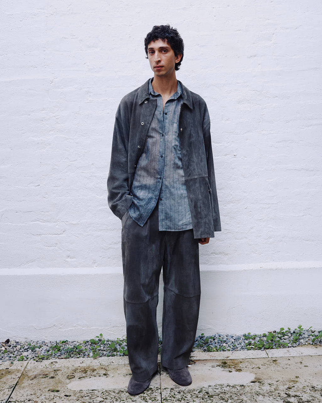 Veste oversize en cuir velours gris foncé avec boutons-pression et poches plaquées