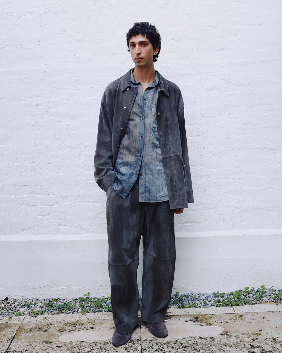 Veste oversize en cuir velours gris foncé avec boutons-pression et poches plaquées