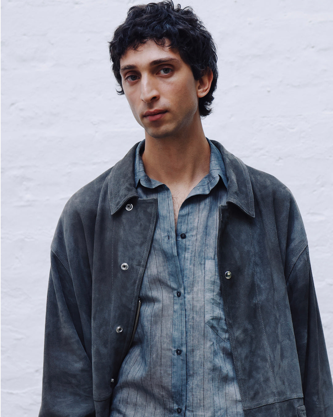 Veste oversize en cuir velours gris foncé avec boutons-pression et poches plaquées