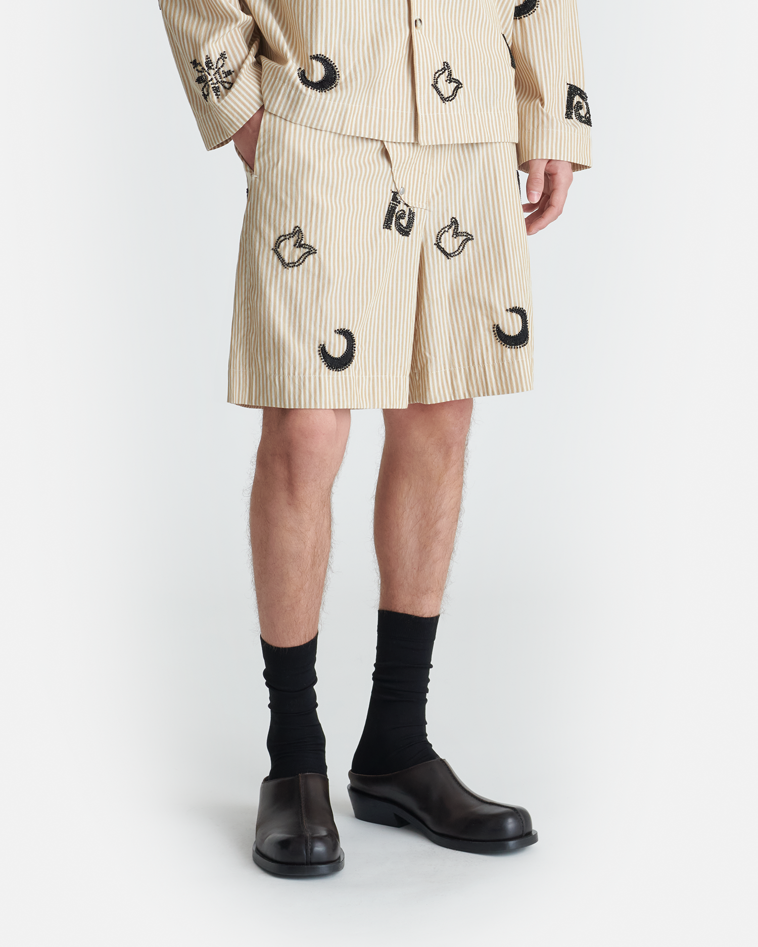 Short pour homme surdimensionné brodé de perles rayé beige et noir avec boucle en métal