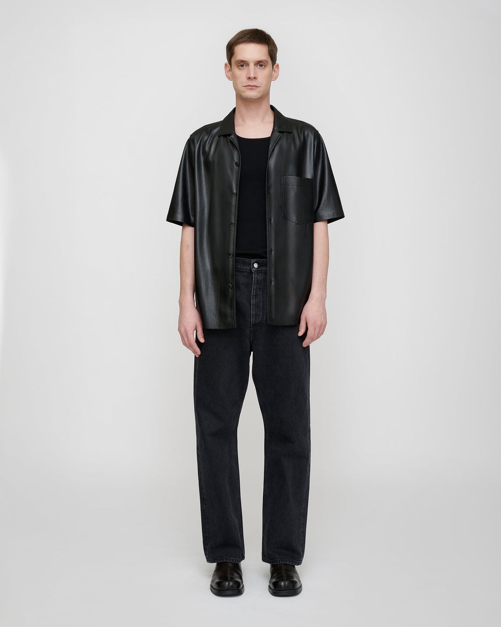 Chemise homme manches courtes en cuir vegan noir col ouvert poche plaquée