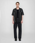 Chemise homme manches courtes en cuir vegan noir col ouvert poche plaquée