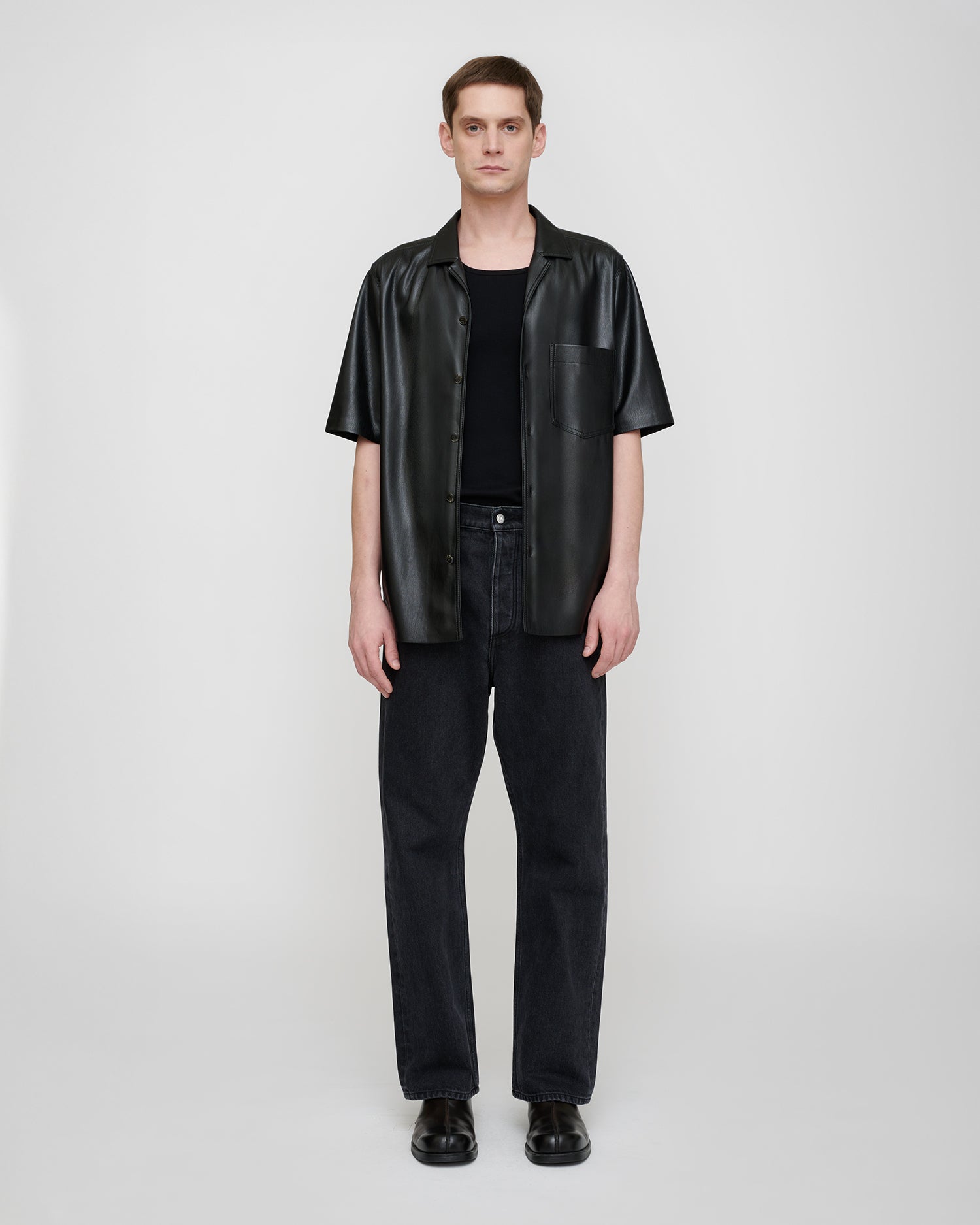 Chemise homme manches courtes en cuir vegan noir col ouvert poche plaquée