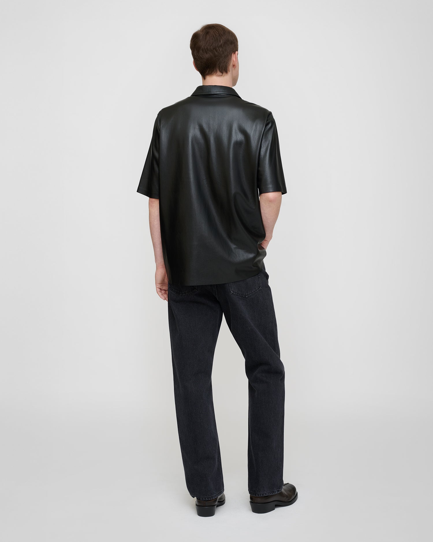 Chemise homme manches courtes en cuir vegan noir col ouvert poche plaquée