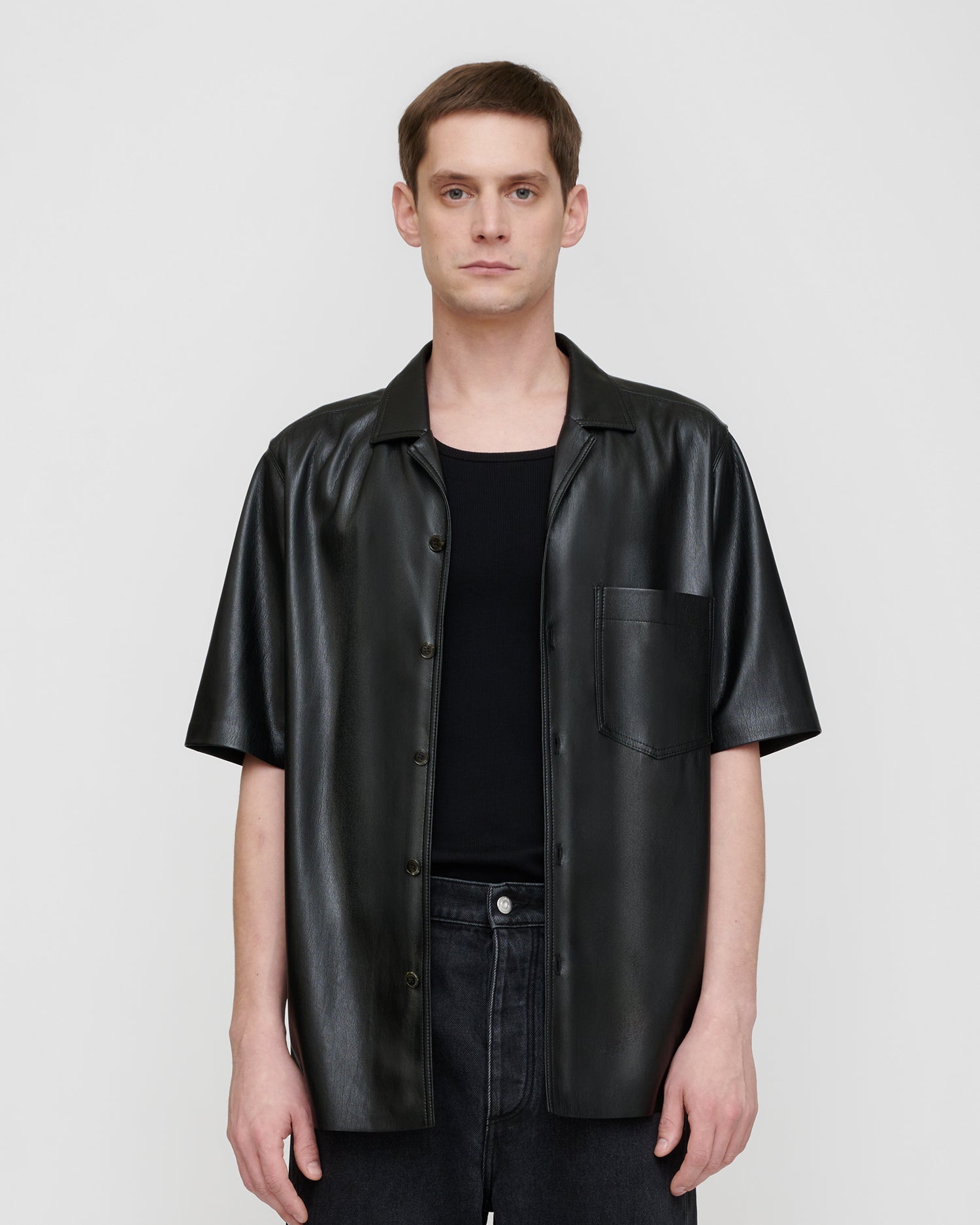 Chemise homme manches courtes en cuir vegan noir col ouvert poche plaquée