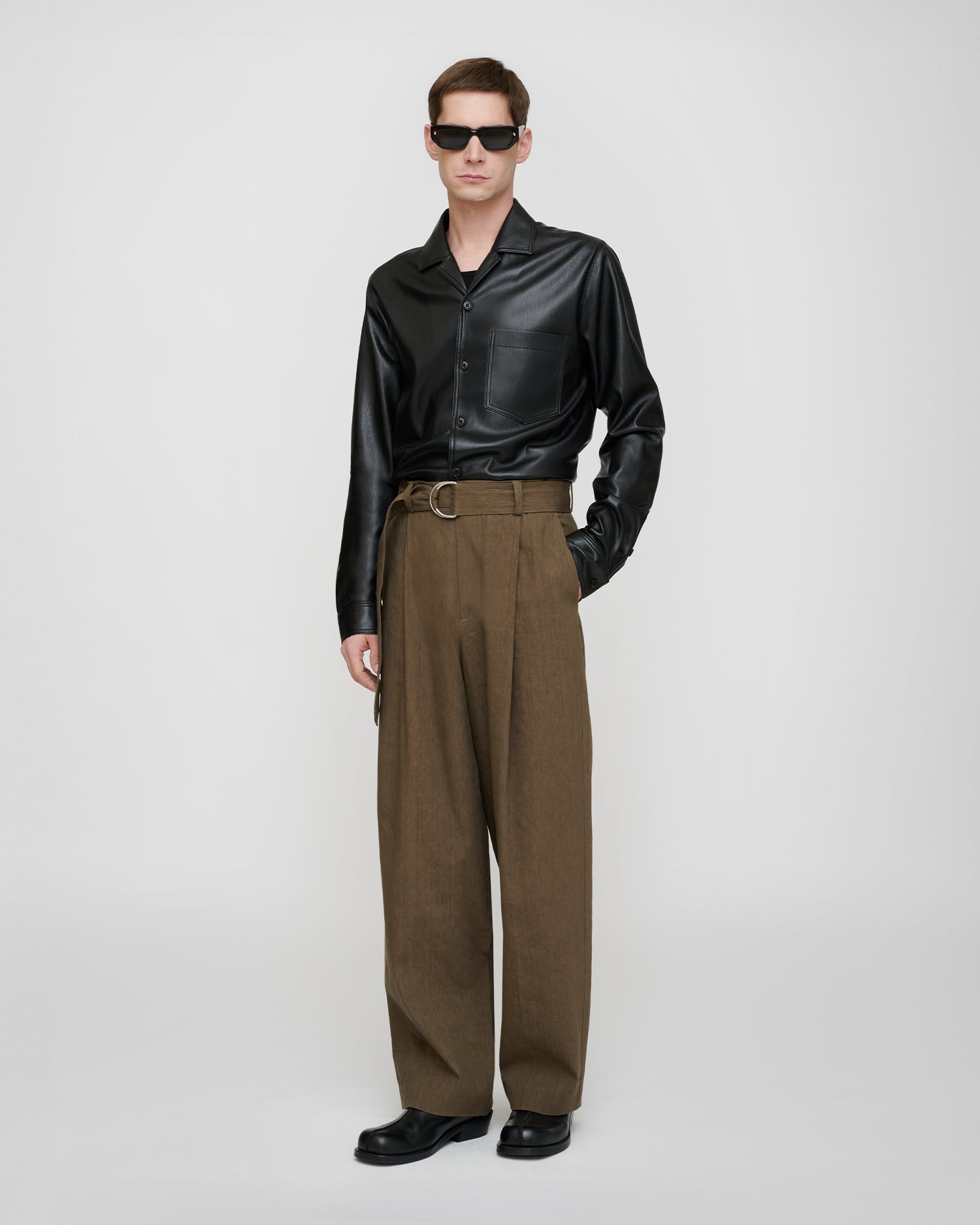 Chemise boutonnée à manches longues en similicuir noir avec poche poitrine pour homme