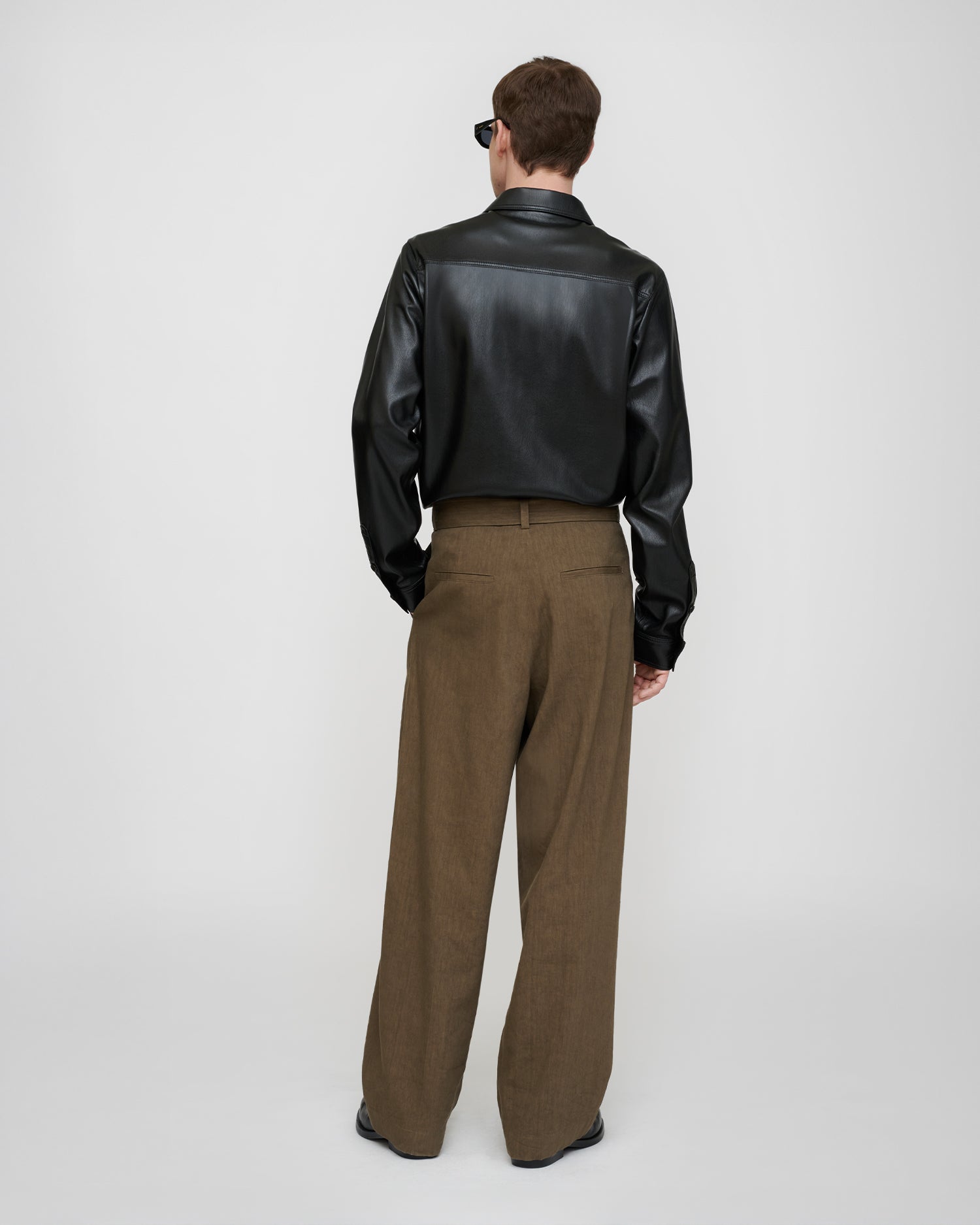 Chemise boutonnée à manches longues en similicuir noir avec poche poitrine pour homme