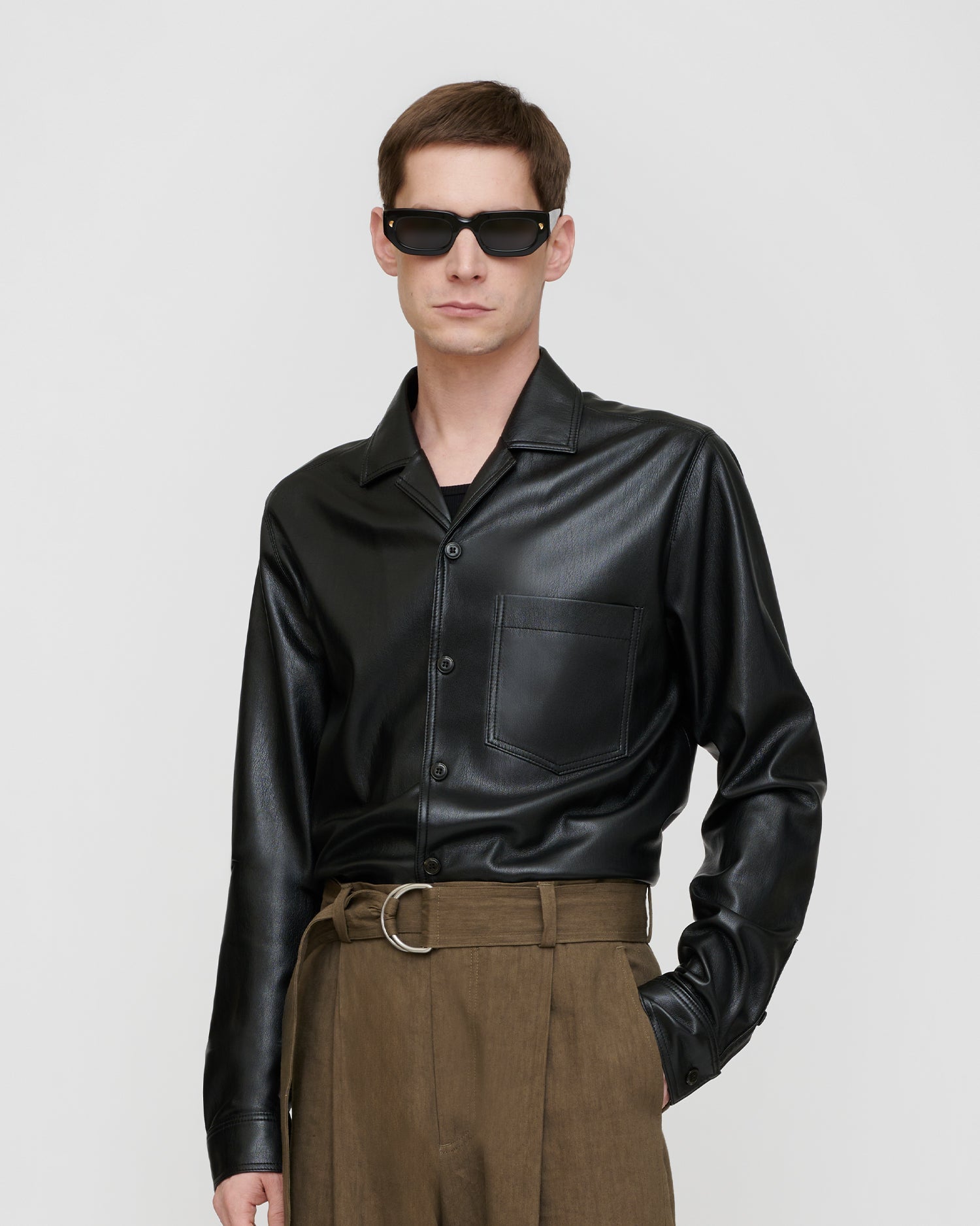 Chemise boutonnée à manches longues en similicuir noir avec poche poitrine pour homme
