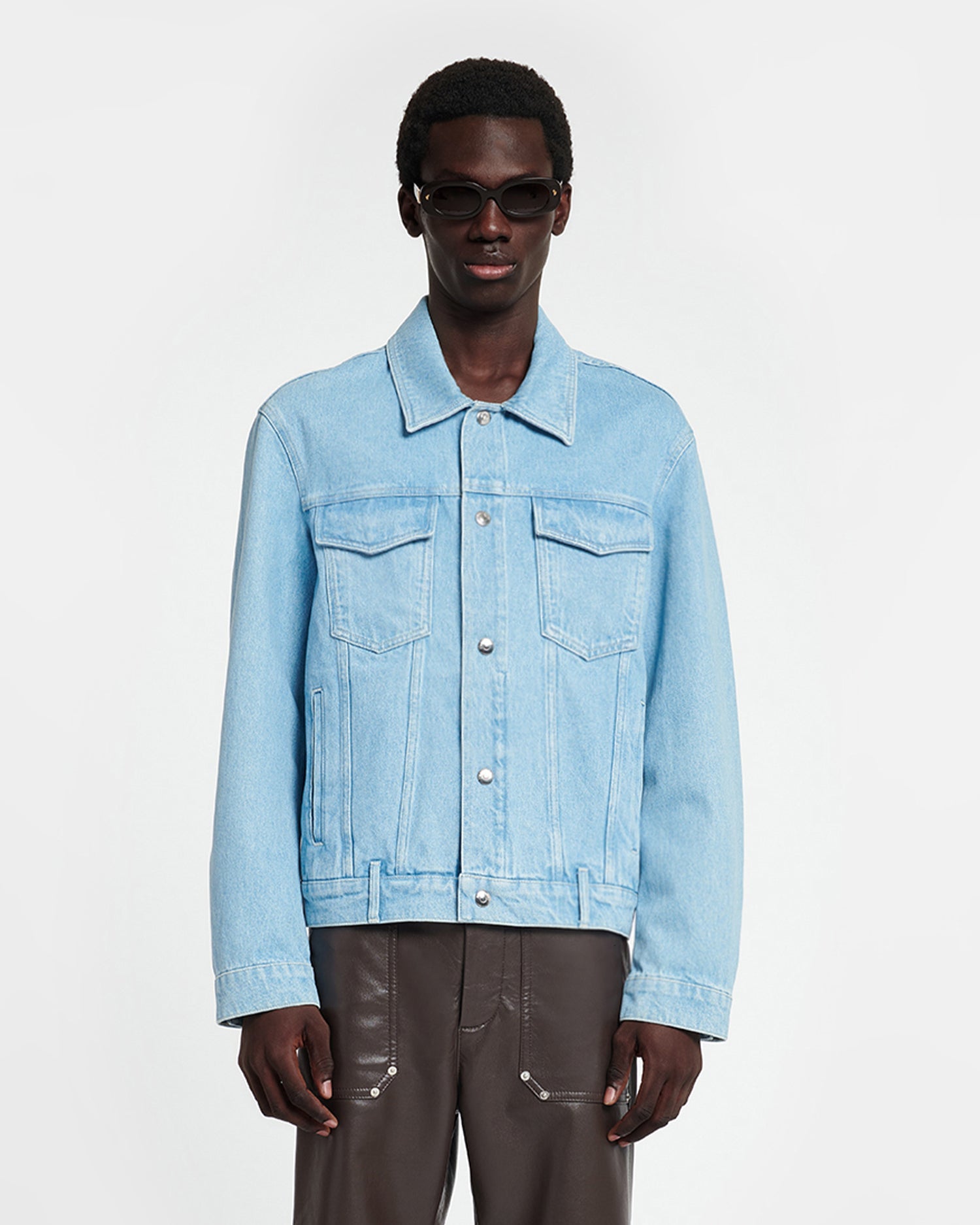 Veste en jean éco délavée col pointu multi-poches coupe classique