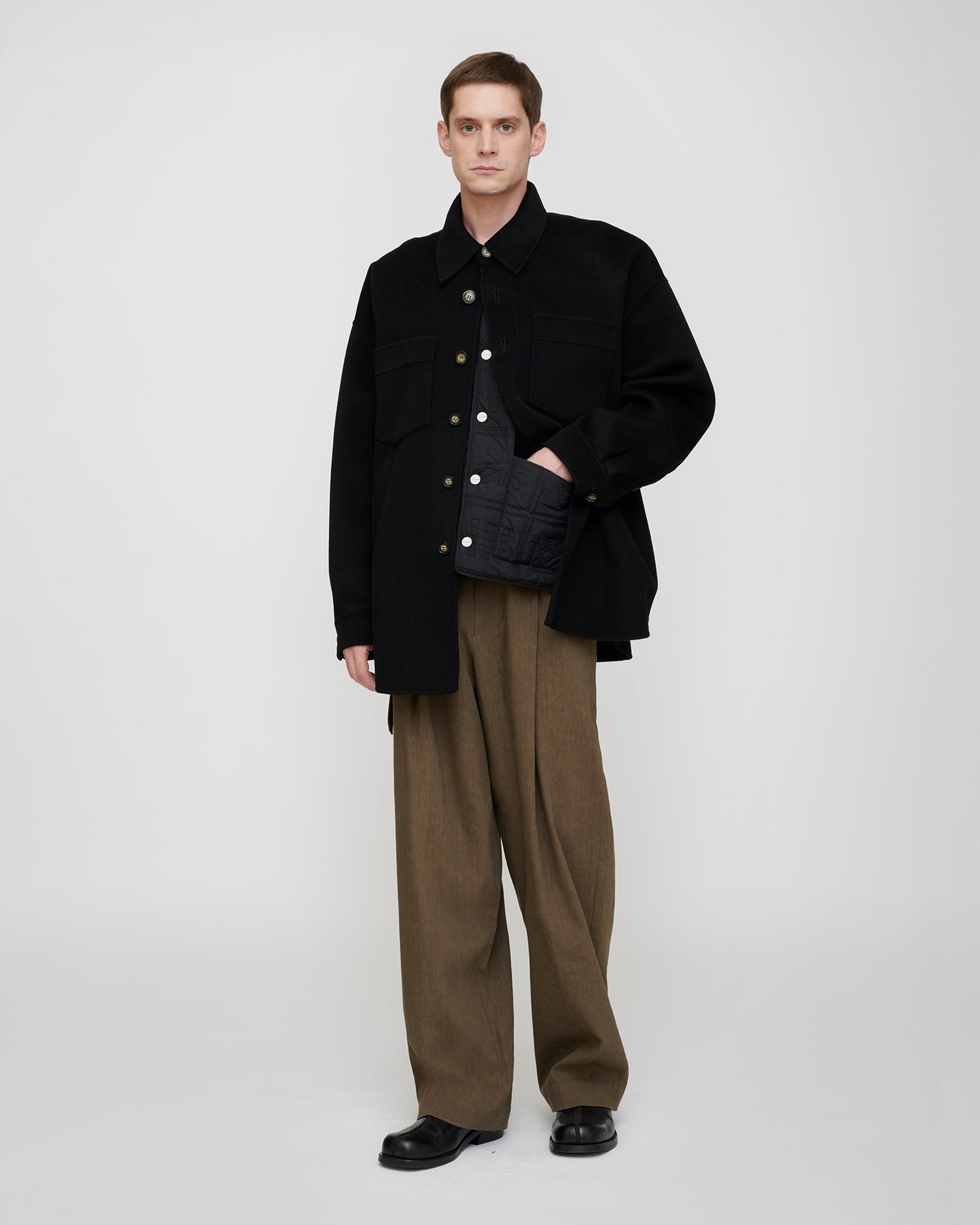 Veste surchemise boutonnée en double laine et soie noire oversize pour homme