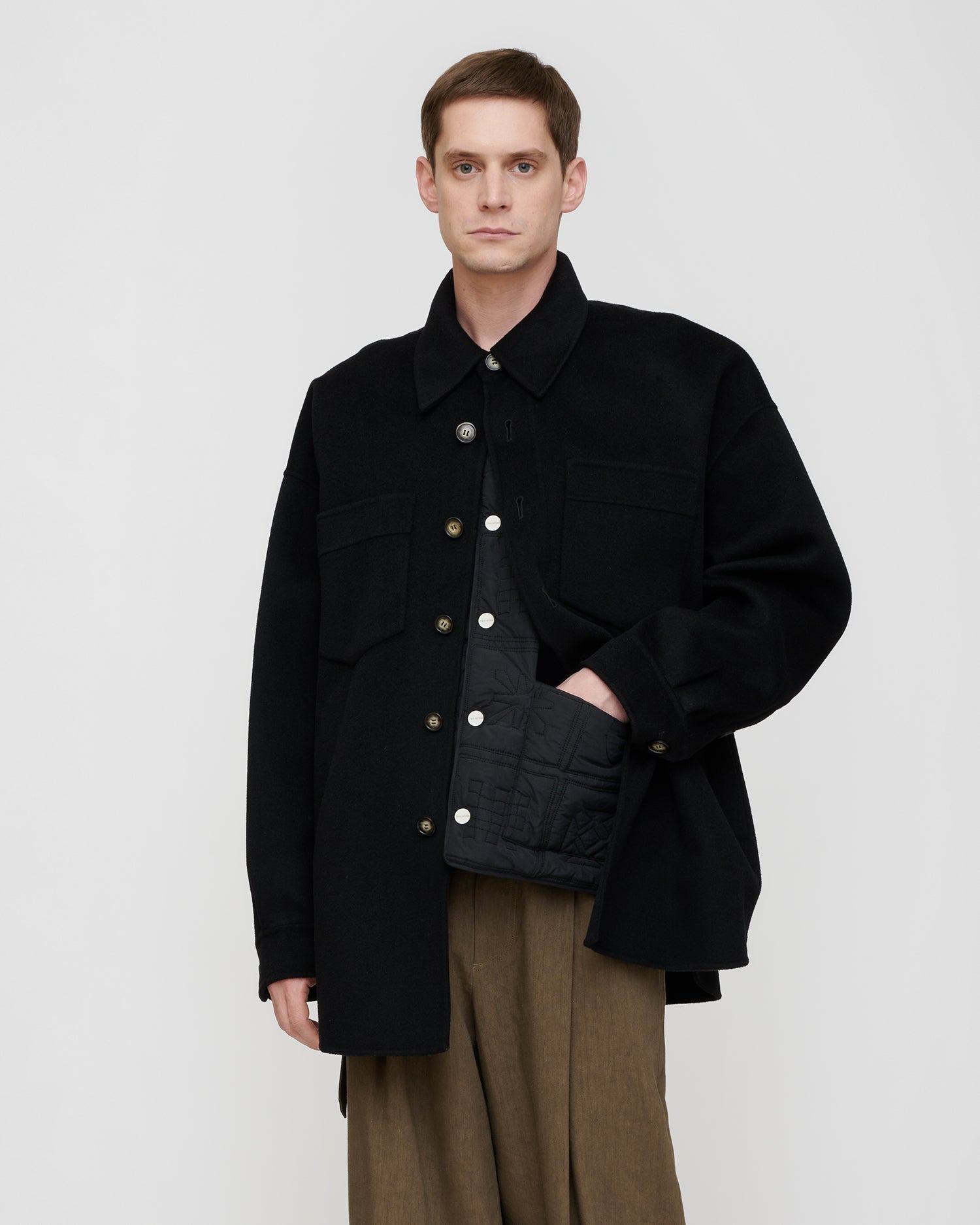 Veste surchemise boutonnée en double laine et soie noire oversize pour homme