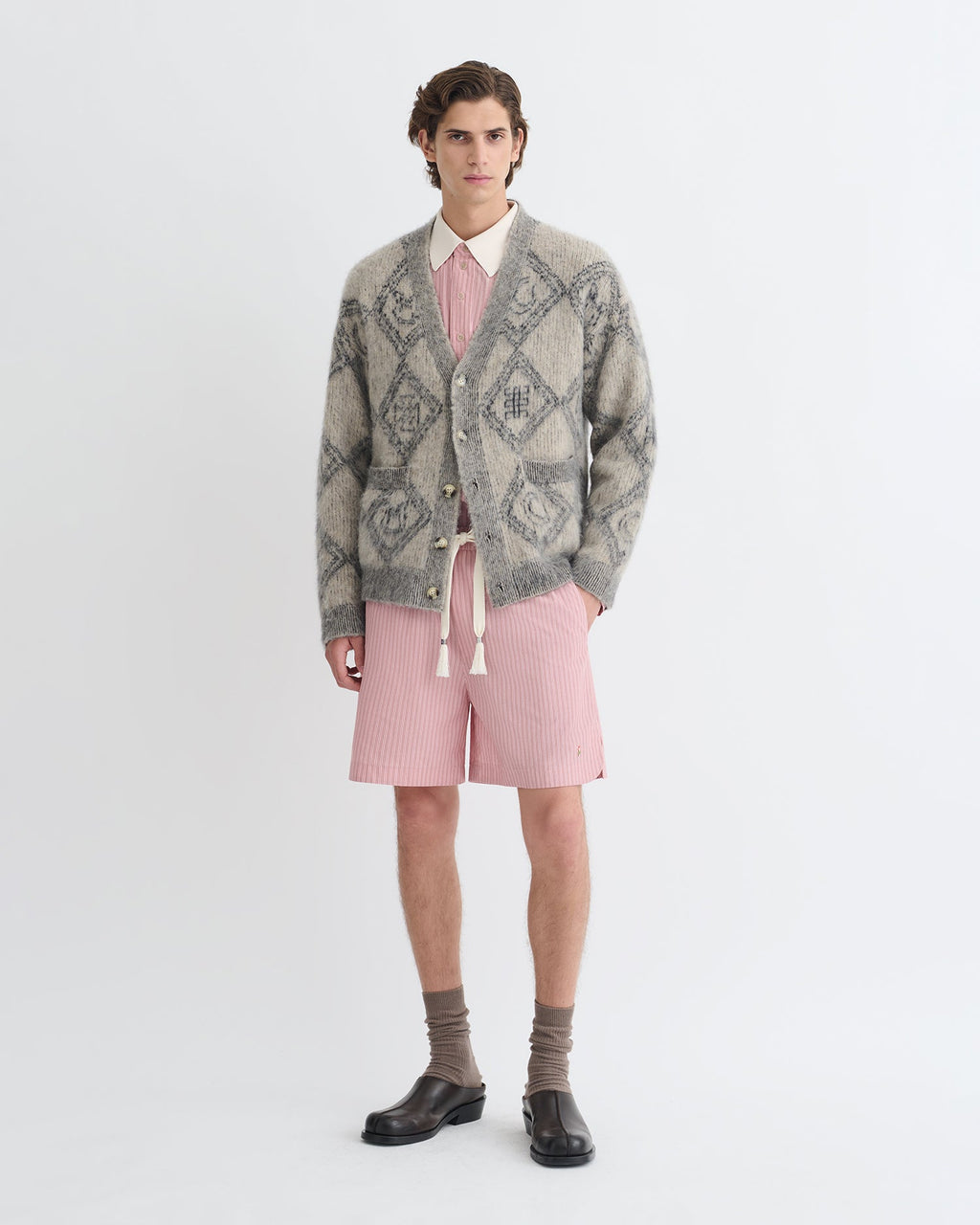 Gilet oversize à col en V en alpaga brossé, motif jacquard losanges, boutonnage complet, coloris gris avoine