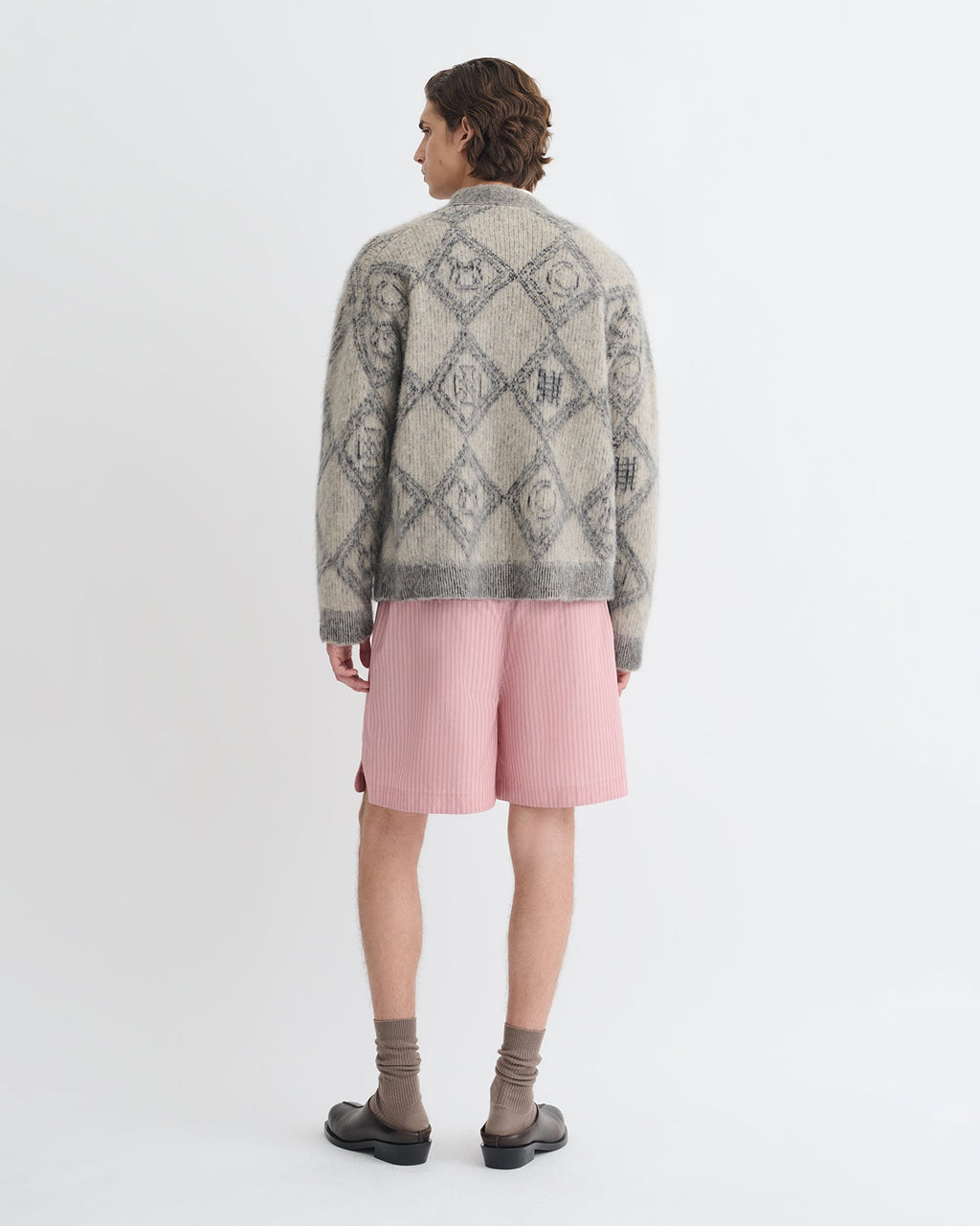 Gilet oversize à col en V en alpaga brossé, motif jacquard losanges, boutonnage complet, coloris gris avoine