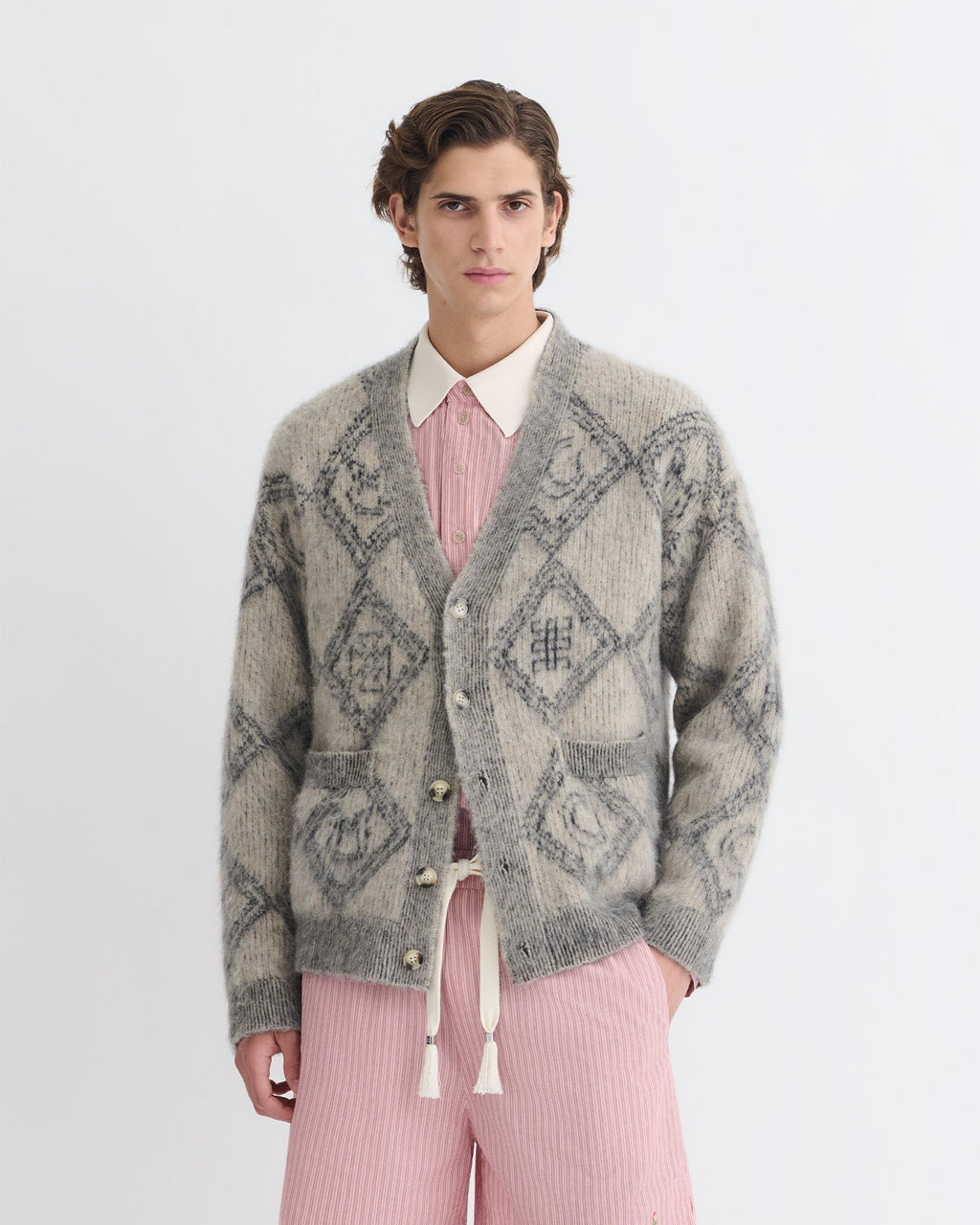 Gilet oversize à col en V en alpaga brossé, motif jacquard losanges, boutonnage complet, coloris gris avoine