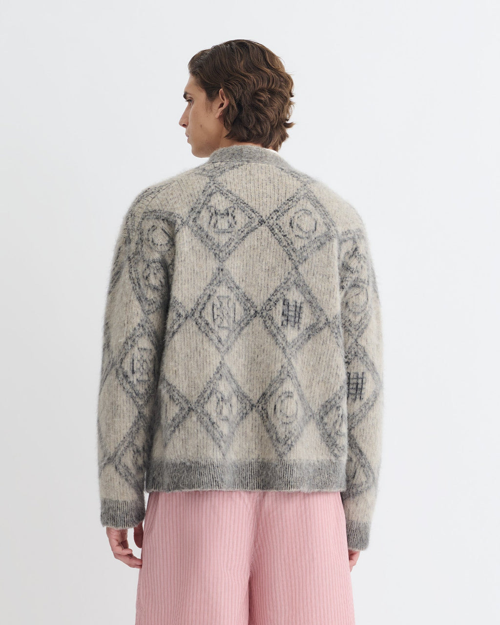 Gilet oversize à col en V en alpaga brossé, motif jacquard losanges, boutonnage complet, coloris gris avoine