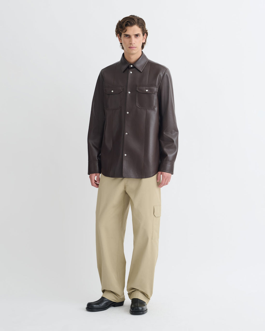 Chemise homme marron café en similicuir à manches longues et poches à rabat