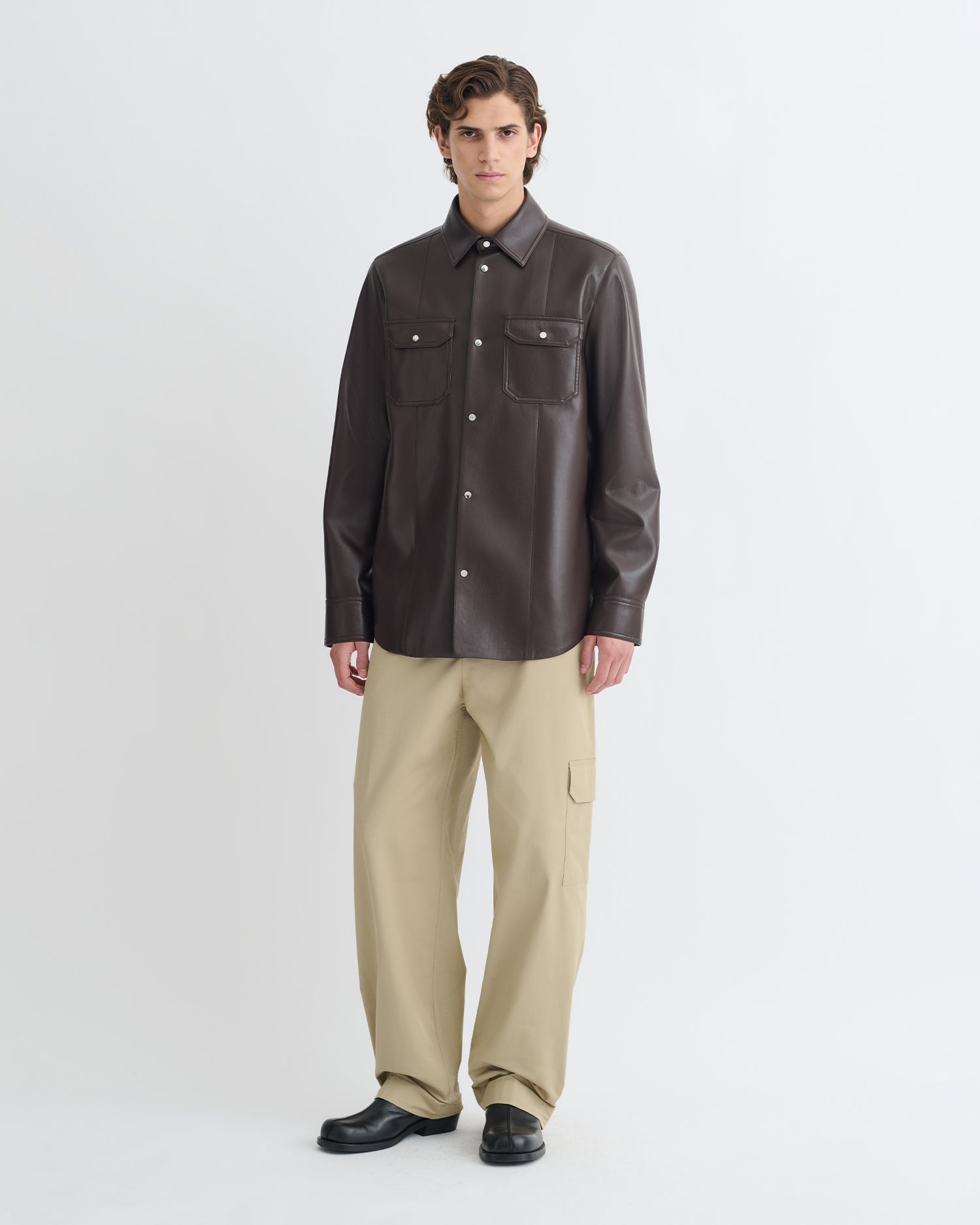 Chemise homme marron café en similicuir à manches longues et poches à rabat
