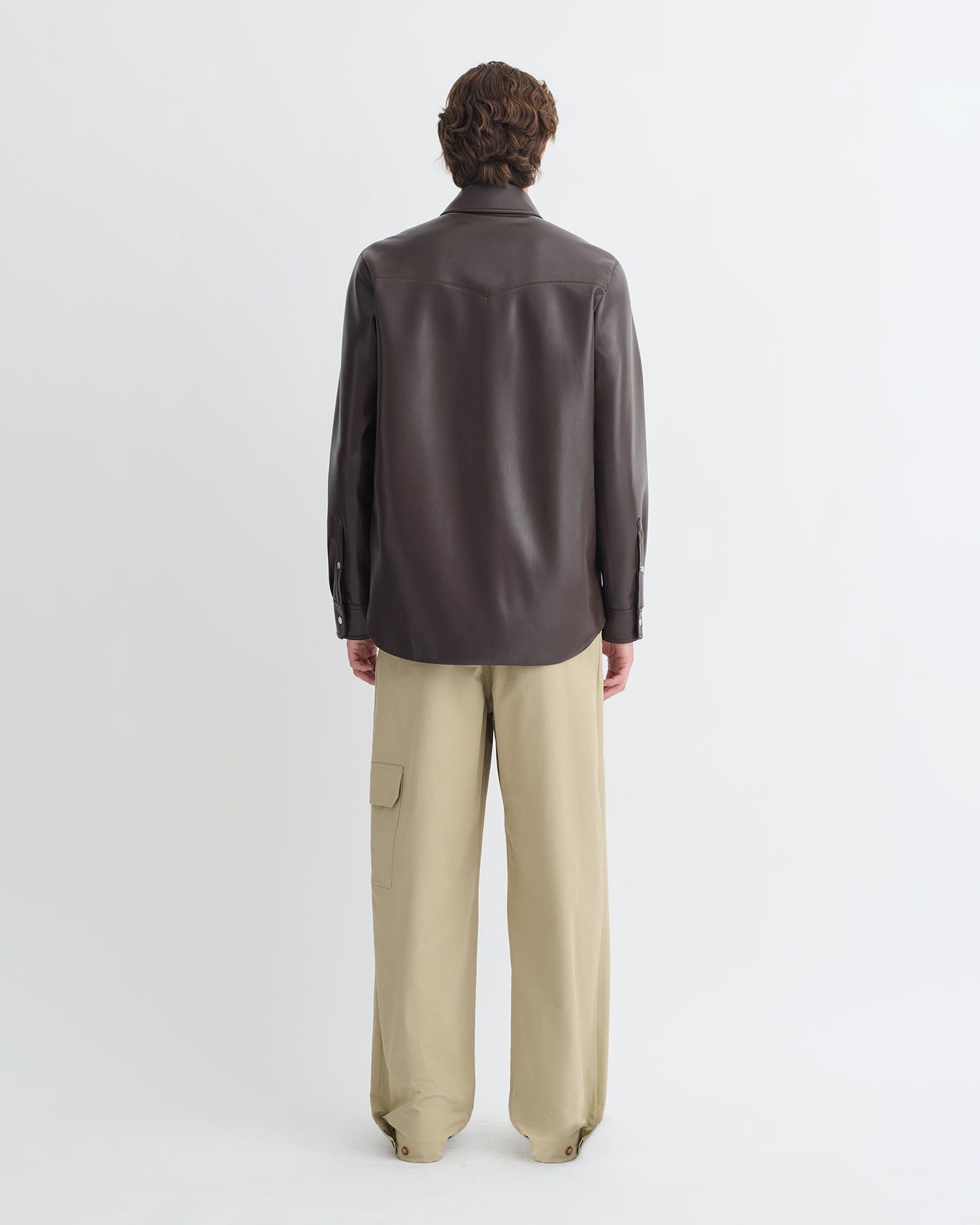 Chemise homme marron café en similicuir à manches longues et poches à rabat