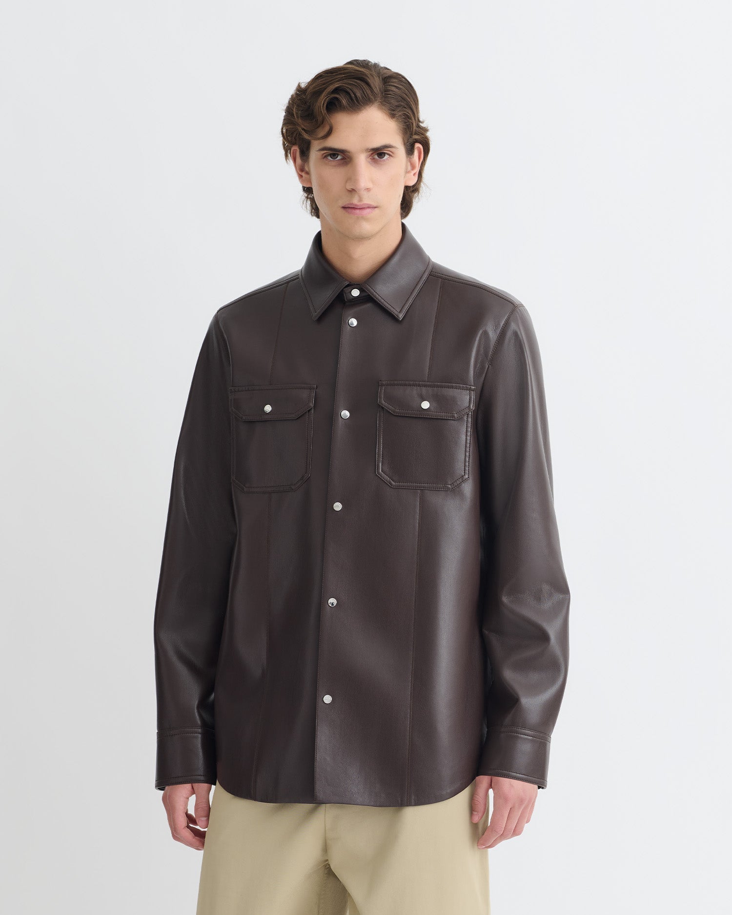 Chemise homme marron café en similicuir à manches longues et poches à rabat