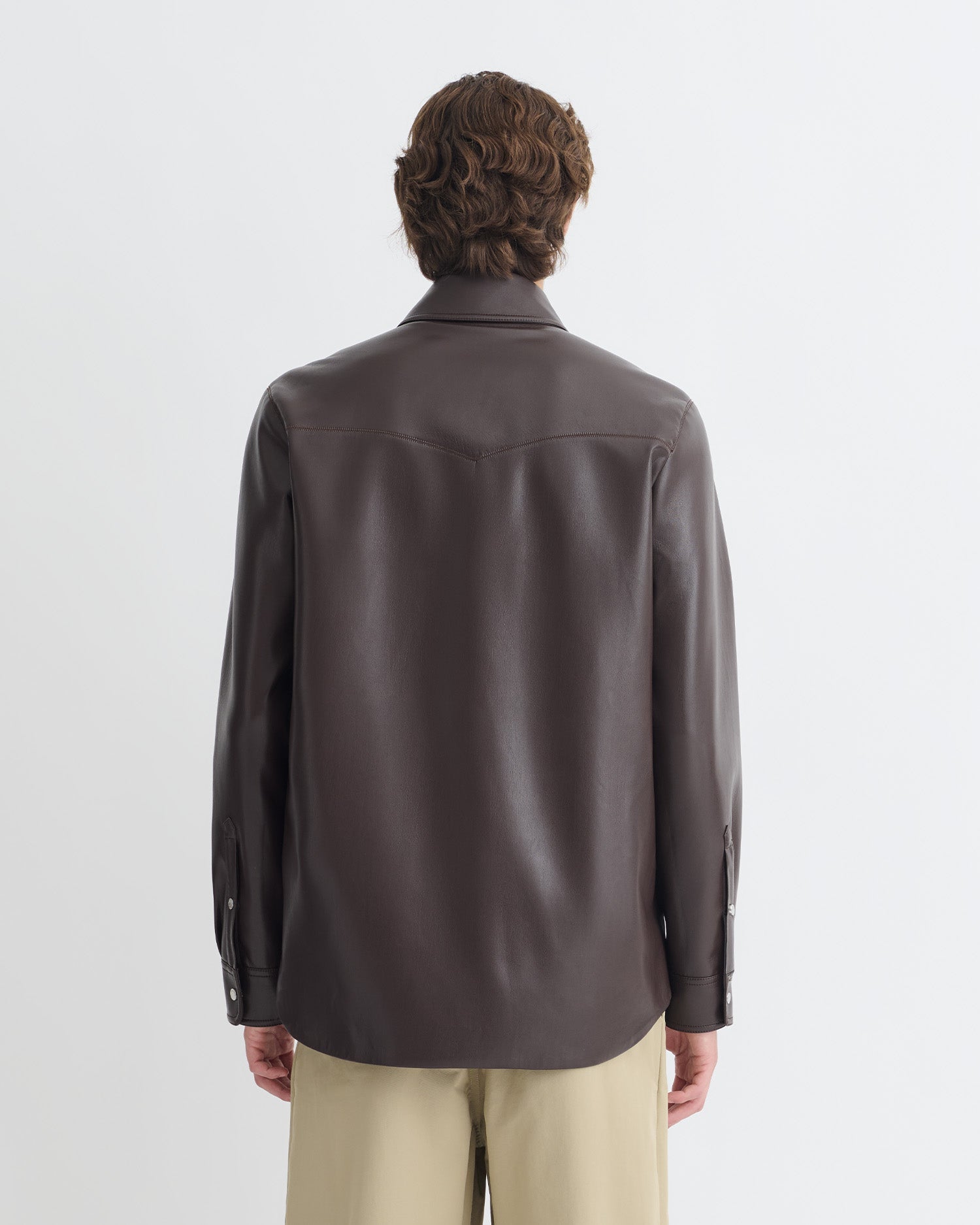 Chemise homme marron café en similicuir à manches longues et poches à rabat