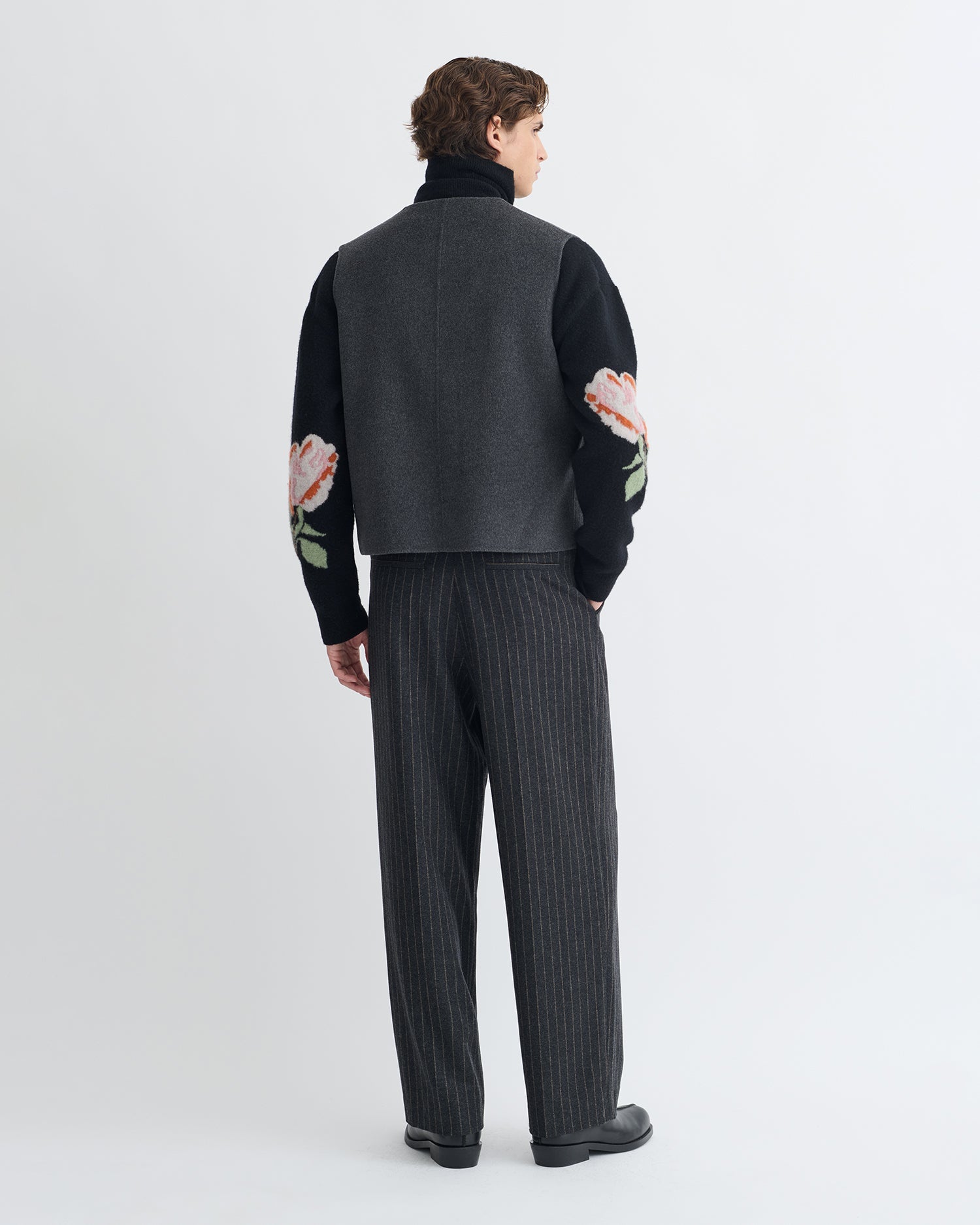 Gilet court en laine double gris chiné Col en V profond Poches utilitaires Coupe classique