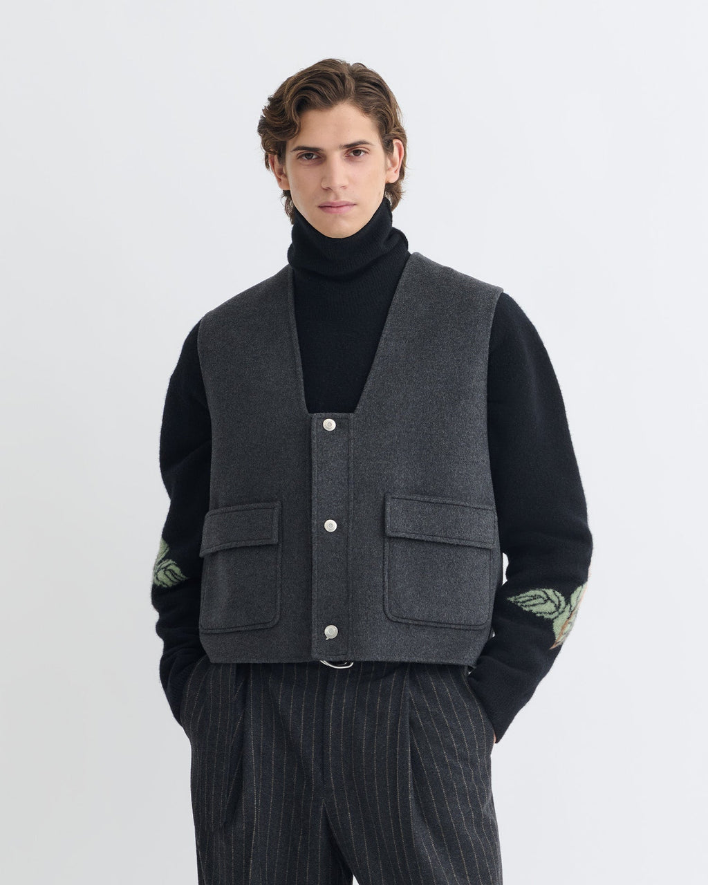 Gilet court en laine double gris chiné Col en V profond Poches utilitaires Coupe classique