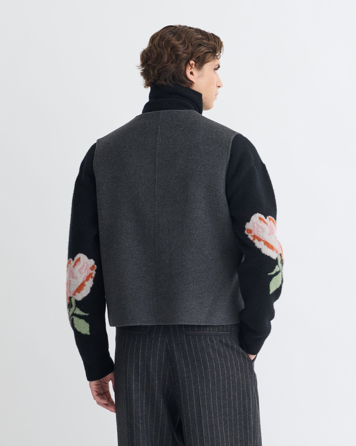 Gilet court en laine double gris chiné Col en V profond Poches utilitaires Coupe classique