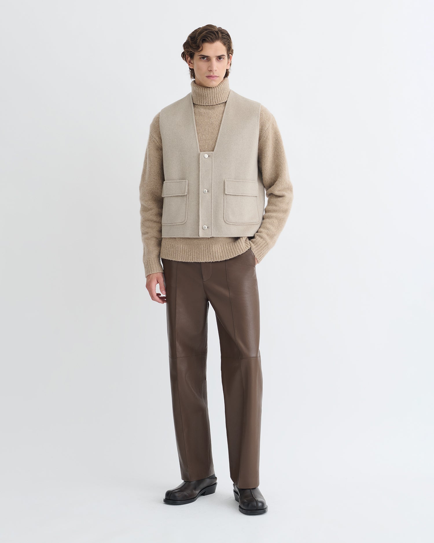 Gilet court double laine col V poches utilitaires couleur pierre