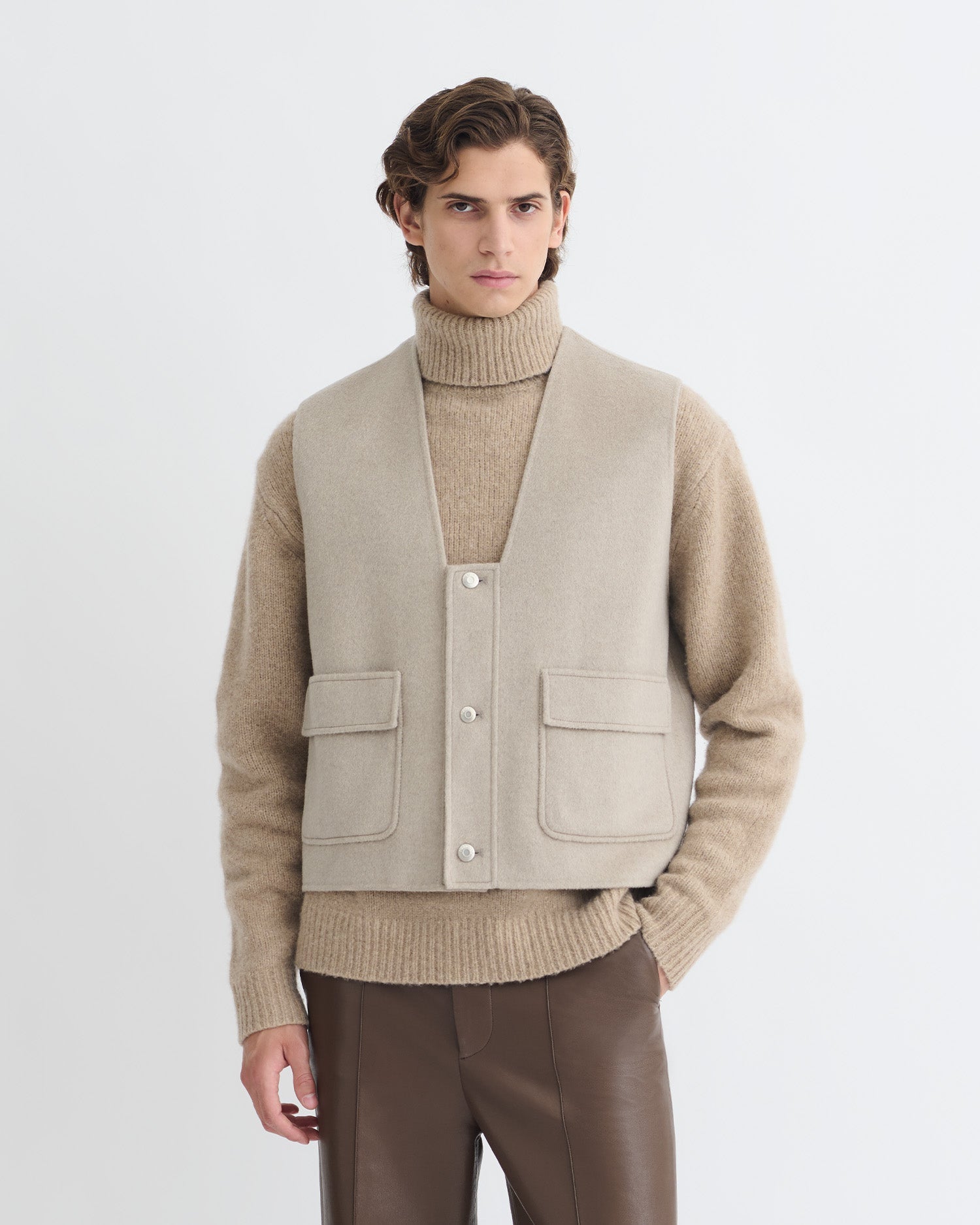 Gilet court double laine col V poches utilitaires couleur pierre