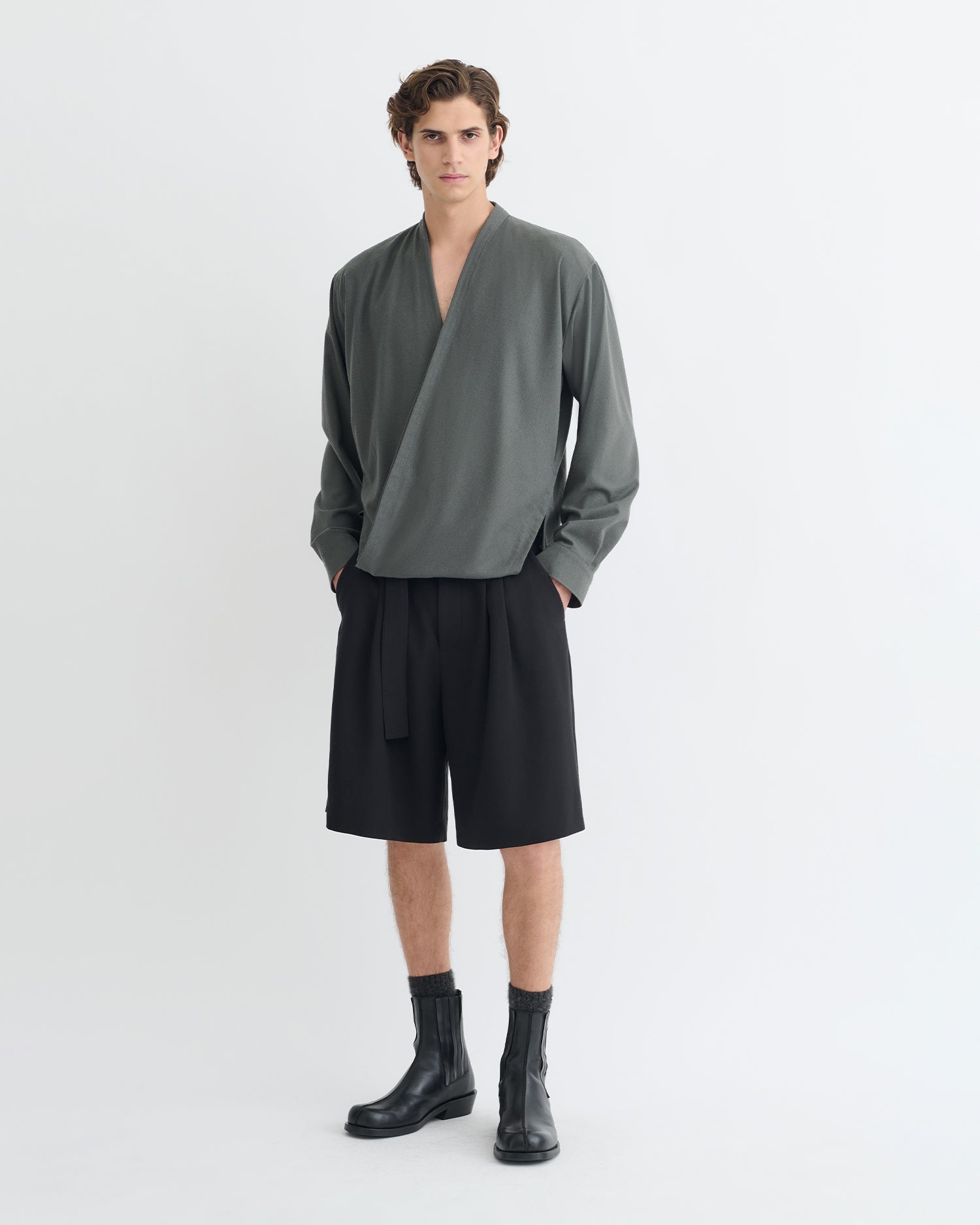 Chemisier portefeuille en soie grège gris foncé, coupe oversize, col en V, manches longues