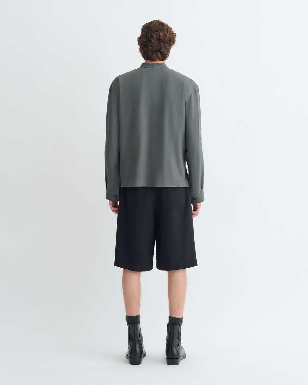 Chemisier portefeuille en soie grège gris foncé, coupe oversize, col en V, manches longues
