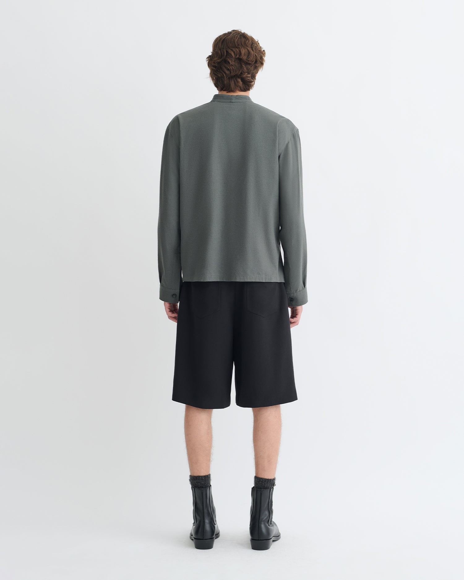 Chemisier portefeuille en soie grège gris foncé, coupe oversize, col en V, manches longues