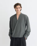 Chemisier portefeuille en soie grège gris foncé, coupe oversize, col en V, manches longues