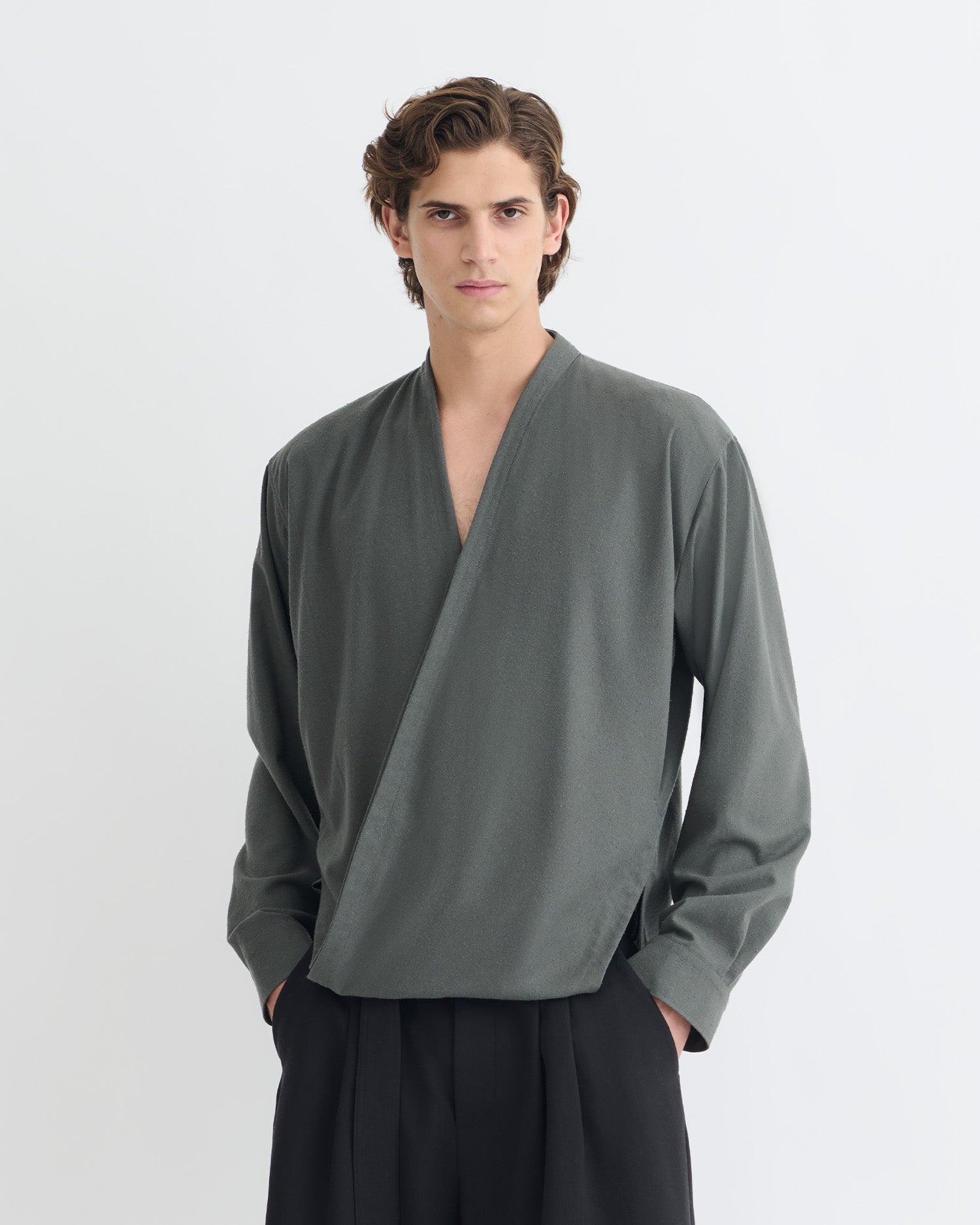 Chemisier portefeuille en soie grège gris foncé, coupe oversize, col en V, manches longues