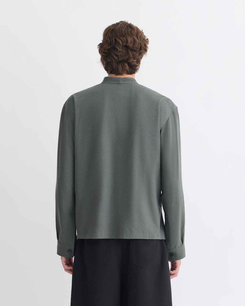 Chemisier portefeuille en soie grège gris foncé, coupe oversize, col en V, manches longues
