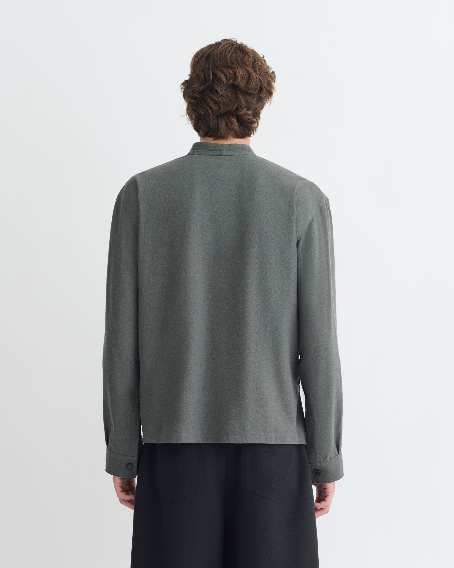 Chemisier portefeuille en soie grège gris foncé, coupe oversize, col en V, manches longues