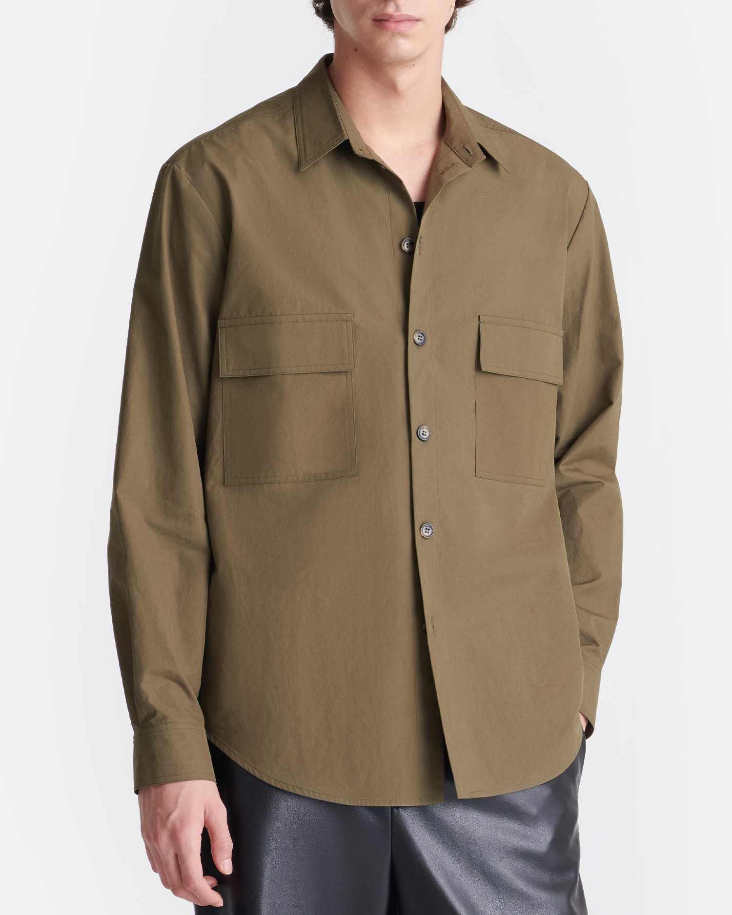 Chemise boutonnée à manches longues en popeline épaisse vert olive avec poches poitrine pour homme
