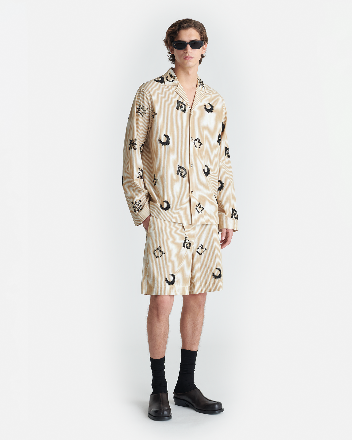 Short pour homme surdimensionné brodé de perles rayé beige et noir avec boucle en métal