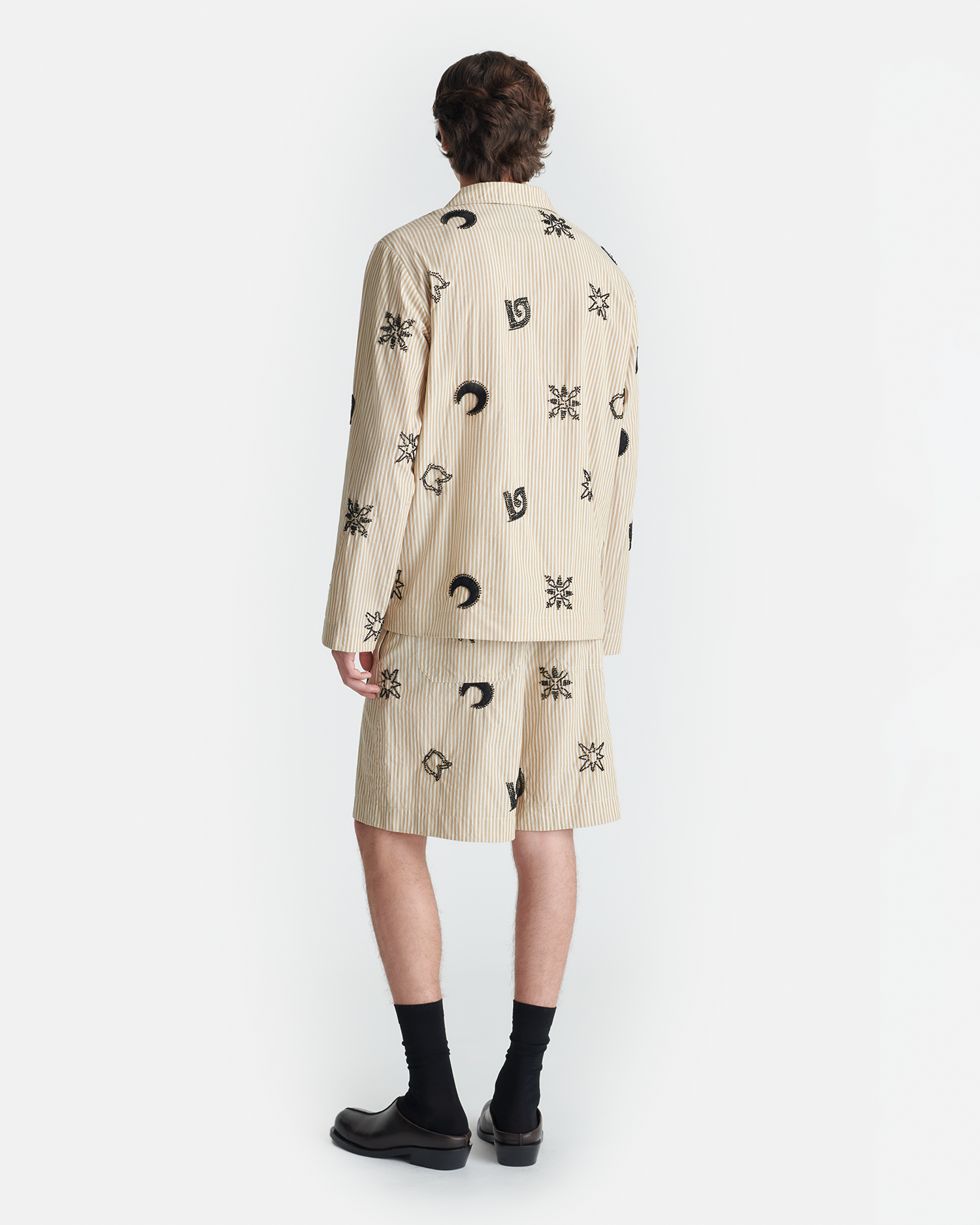 Short pour homme surdimensionné brodé de perles rayé beige et noir avec boucle en métal