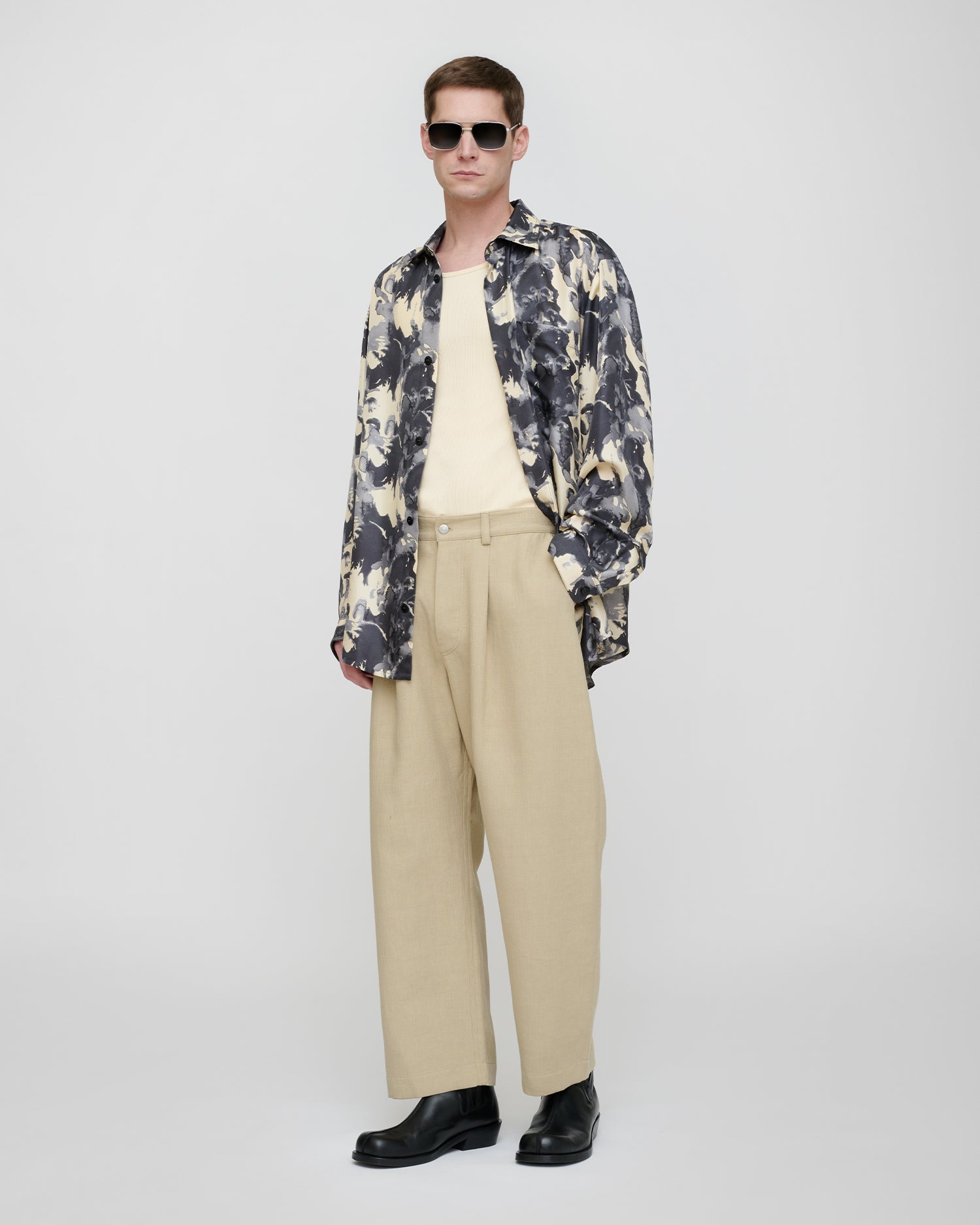 Pantalon plissé coupe droite en lin contrecollé couleur sable à jambes tonneau