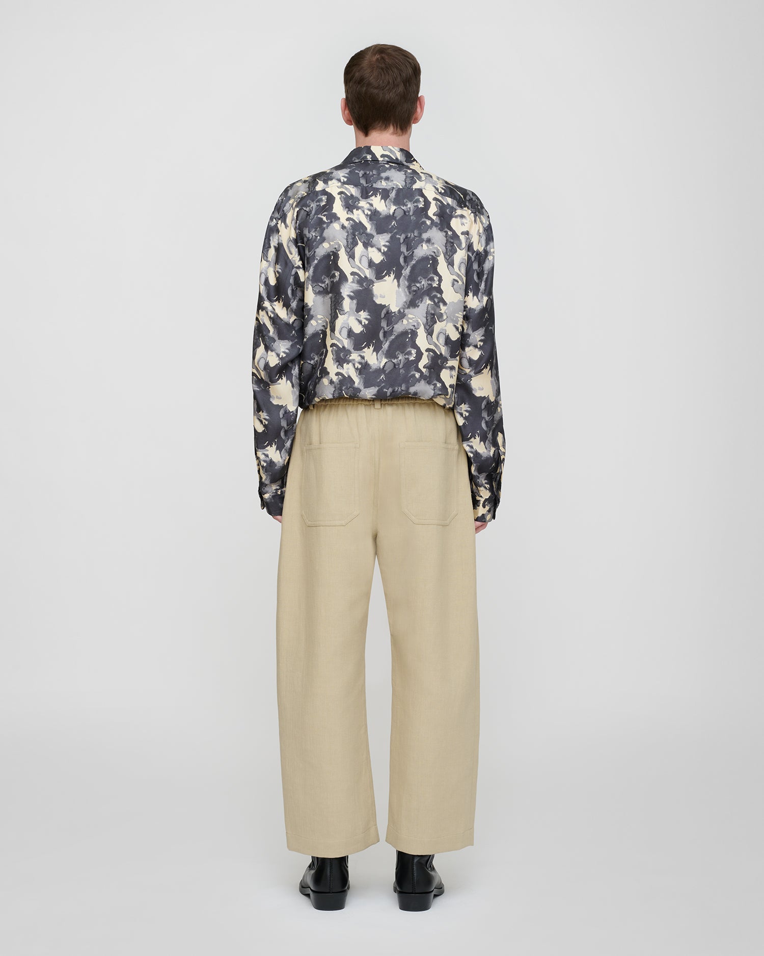 Pantalon plissé coupe droite en lin contrecollé couleur sable à jambes tonneau