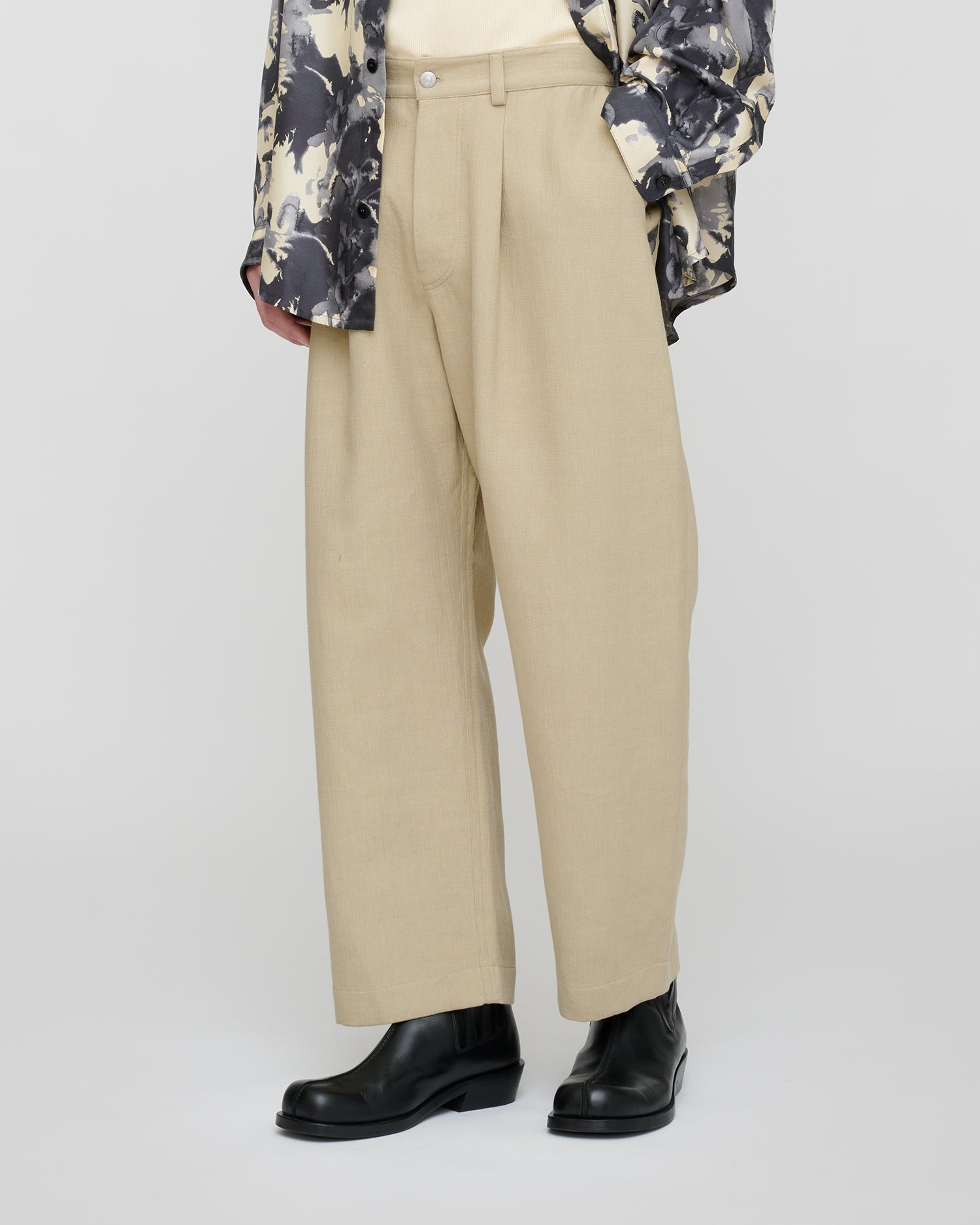 Pantalon plissé coupe droite en lin contrecollé couleur sable à jambes tonneau