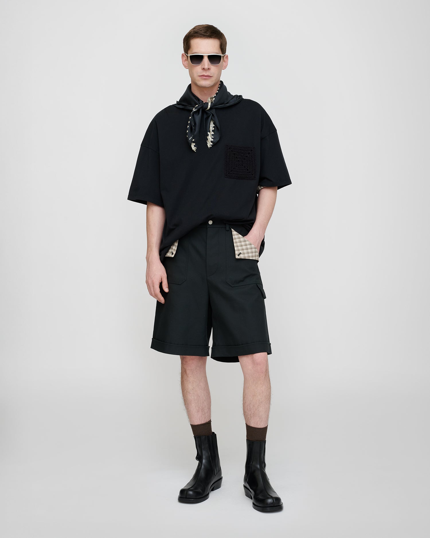 Short cargo anthracite en sergé structuré, coupe oversize, avec doublure de poche à carreaux