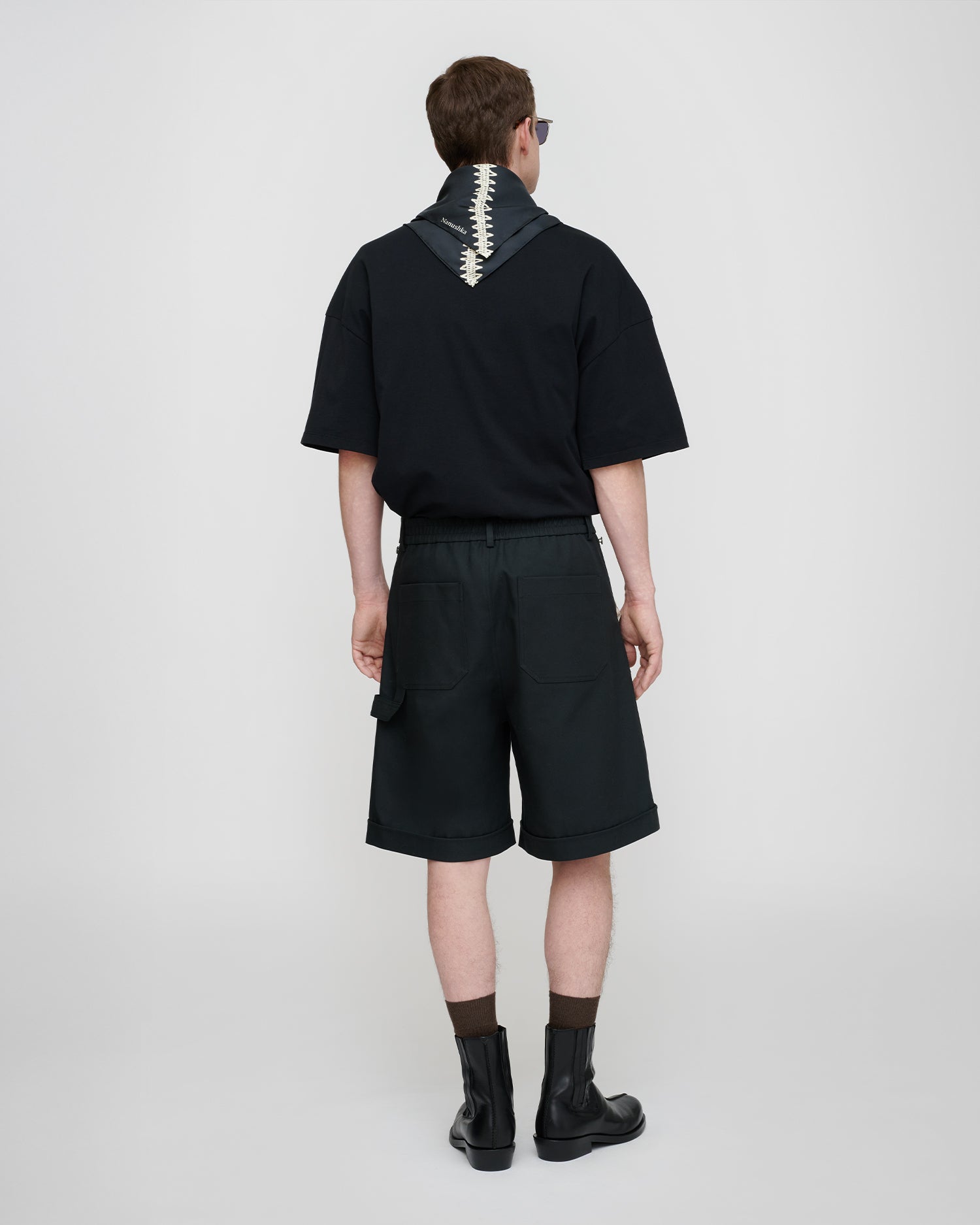 Short cargo anthracite en sergé structuré, coupe oversize, avec doublure de poche à carreaux