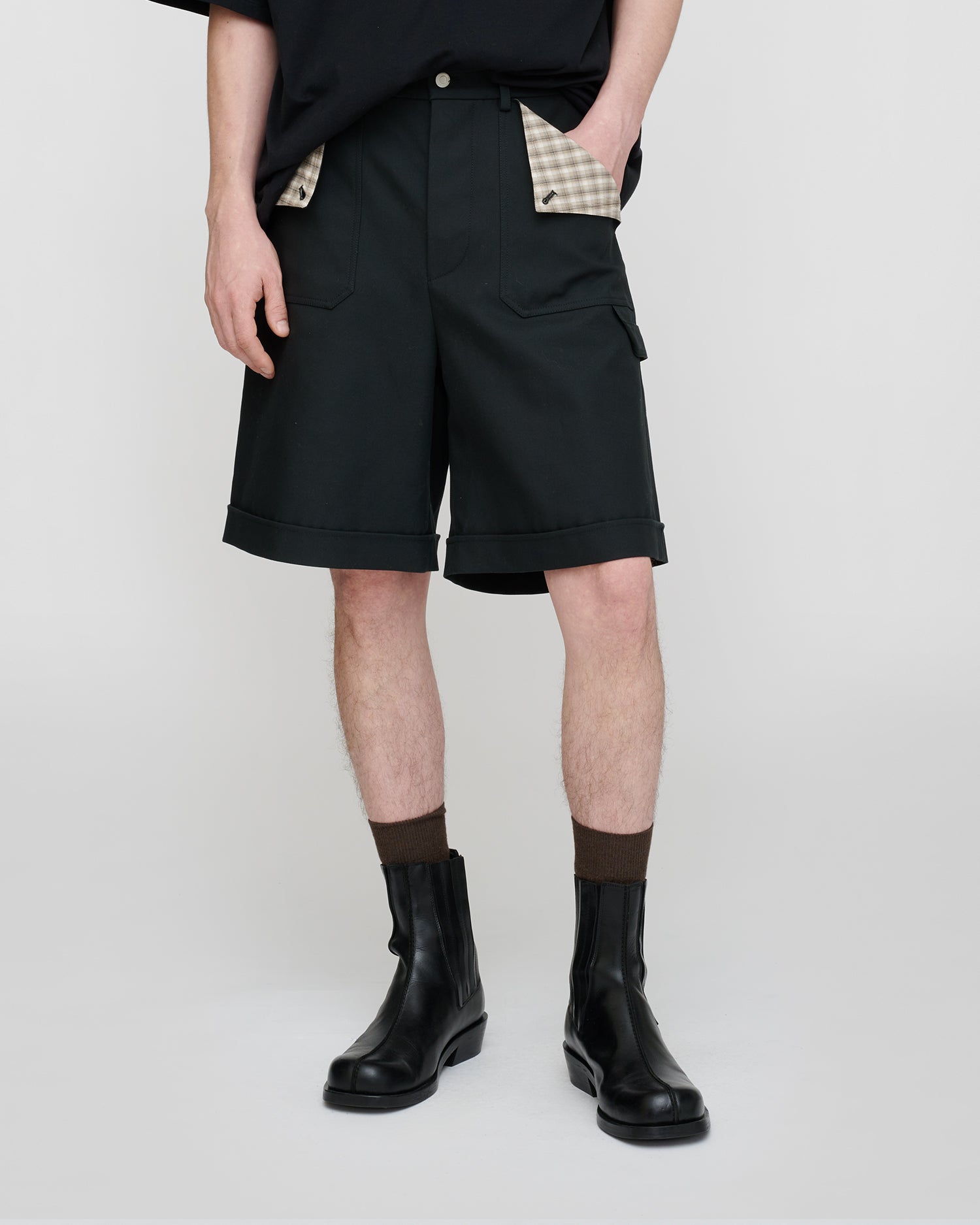 Short cargo anthracite en sergé structuré, coupe oversize, avec doublure de poche à carreaux