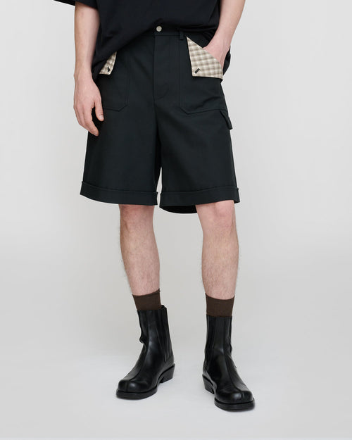 Short cargo anthracite en sergé structuré, coupe oversize, avec doublure de poche à carreaux