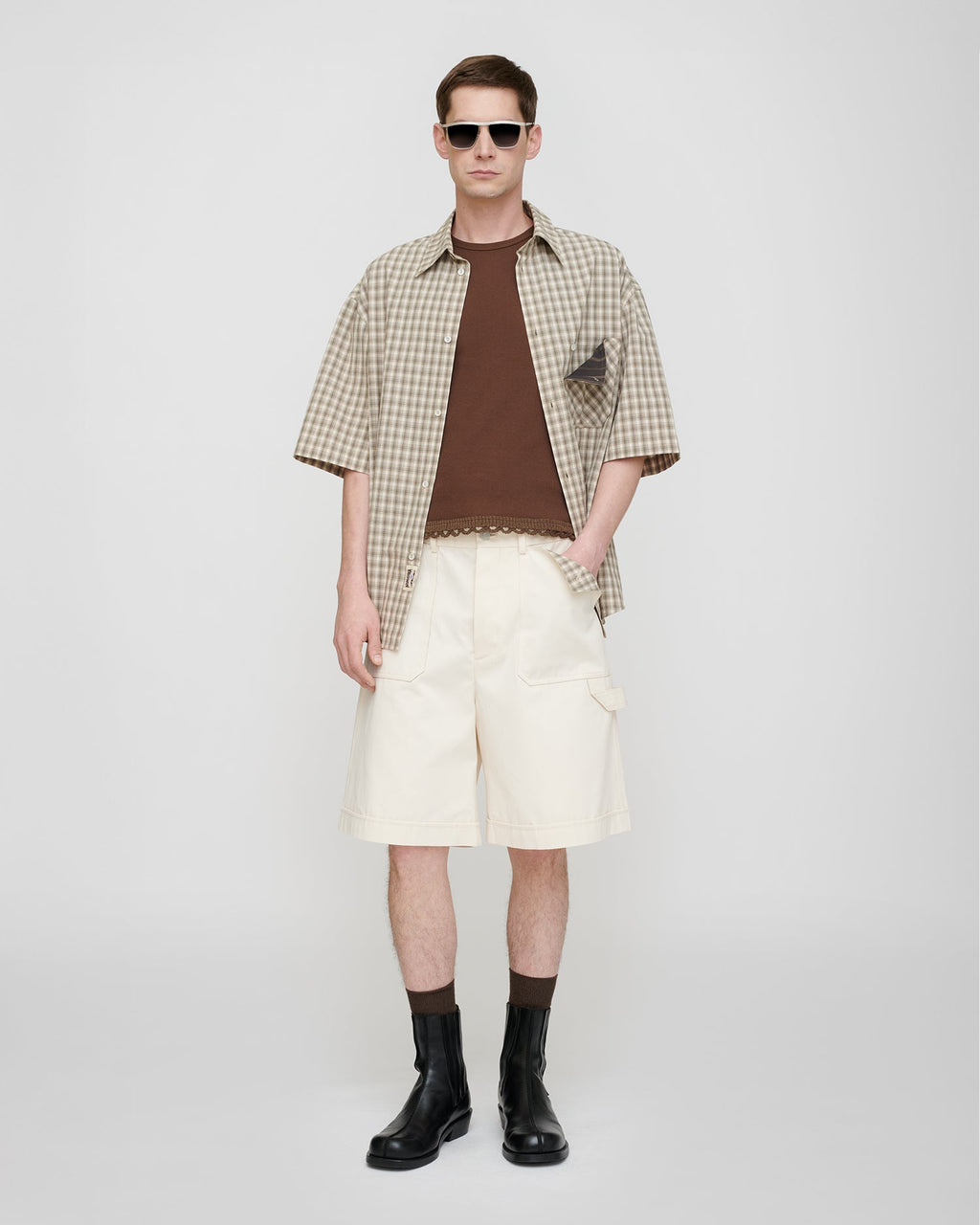Chemise homme à manches courtes tissée à carreaux crème-gris coupe droite