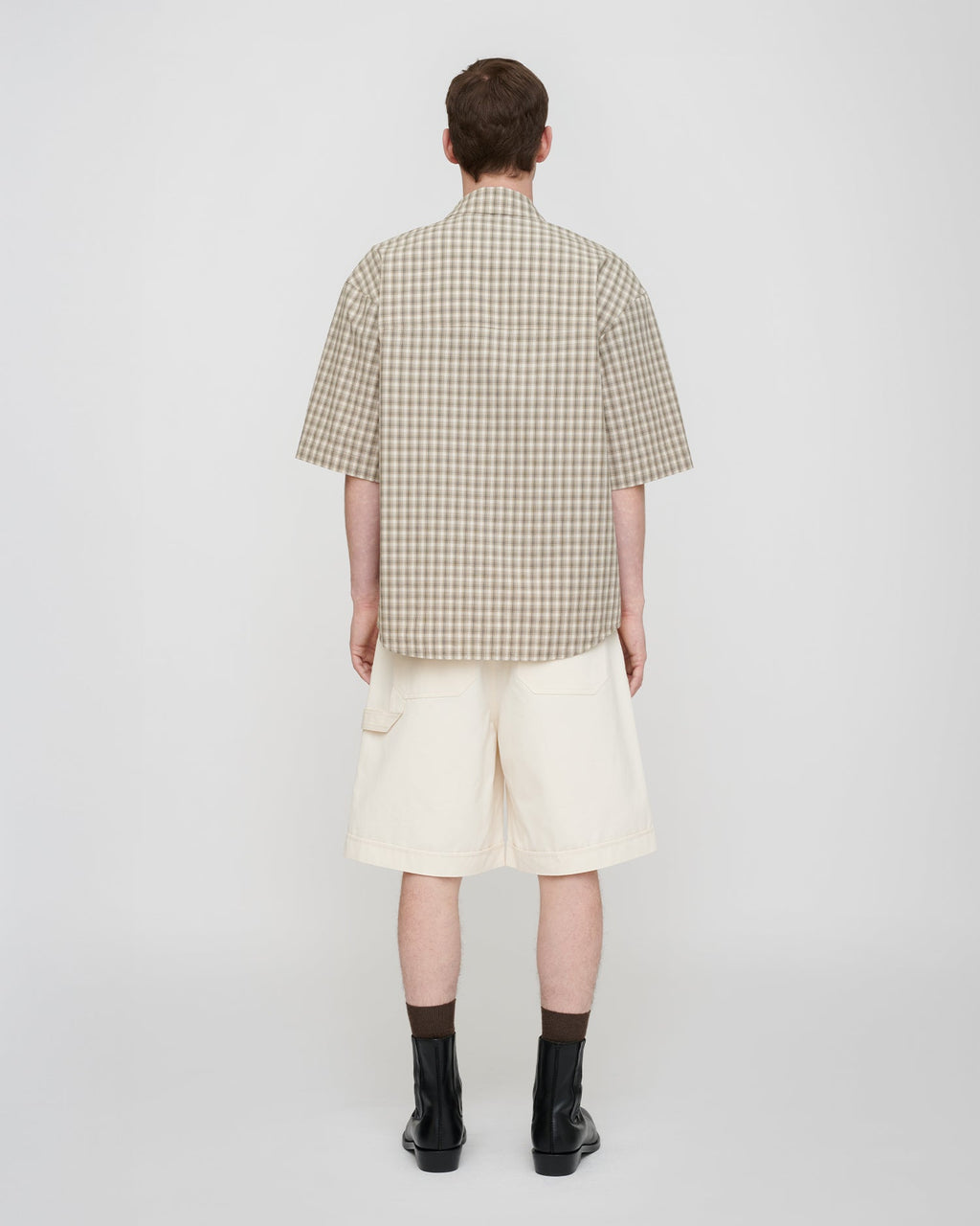 Chemise homme à manches courtes tissée à carreaux crème-gris coupe droite