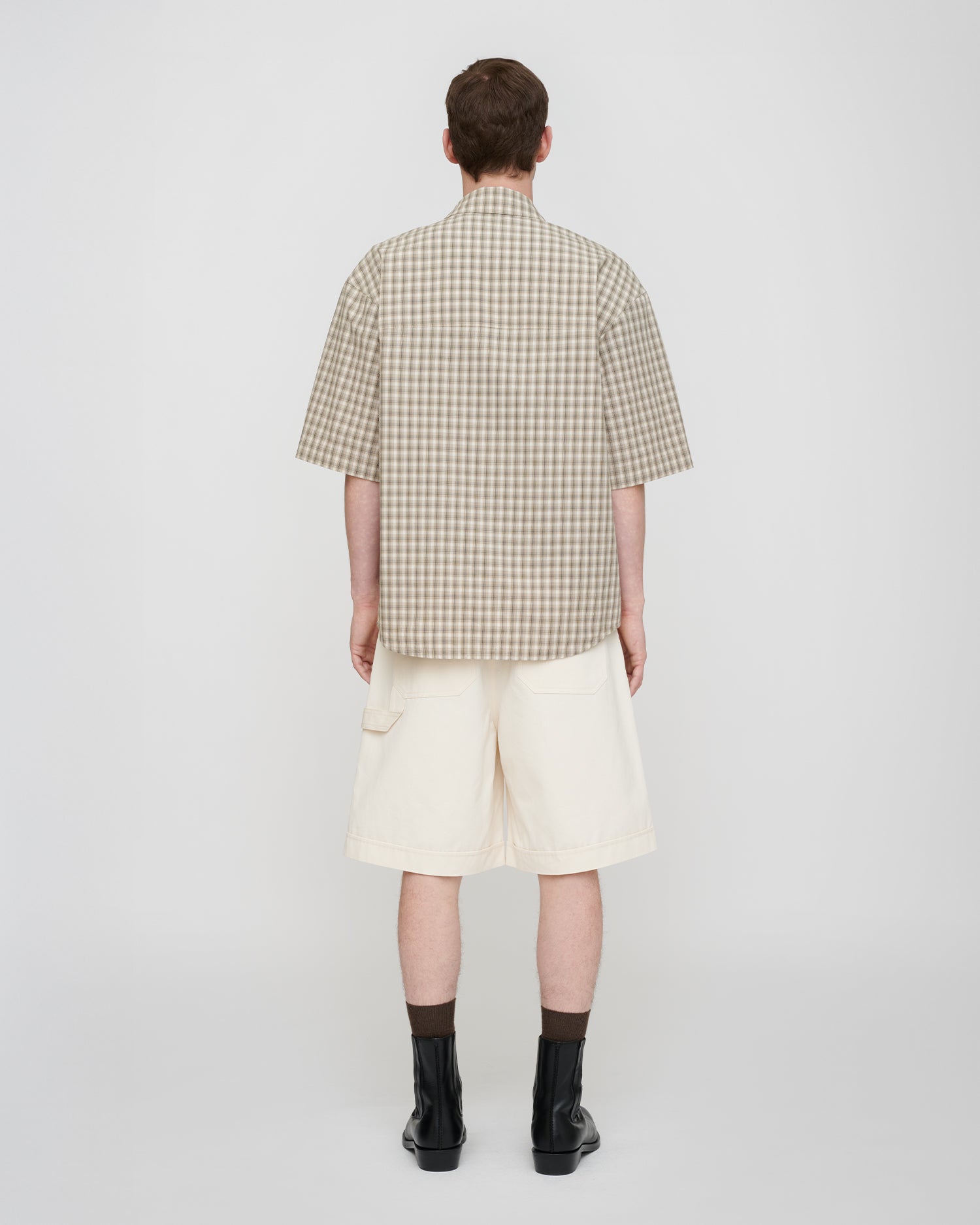 Chemise homme à manches courtes tissée à carreaux crème-gris coupe droite