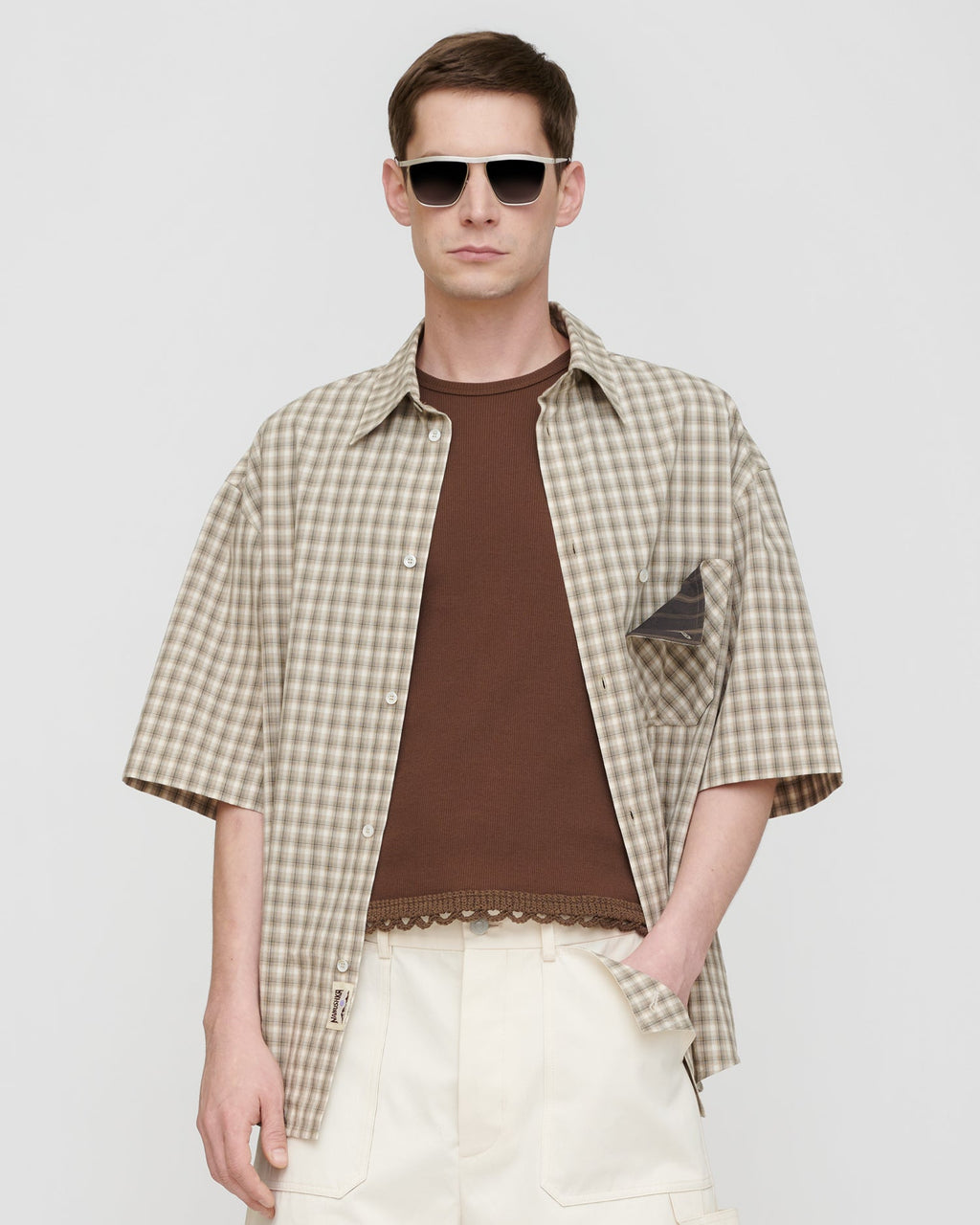 Chemise homme à manches courtes tissée à carreaux crème-gris coupe droite